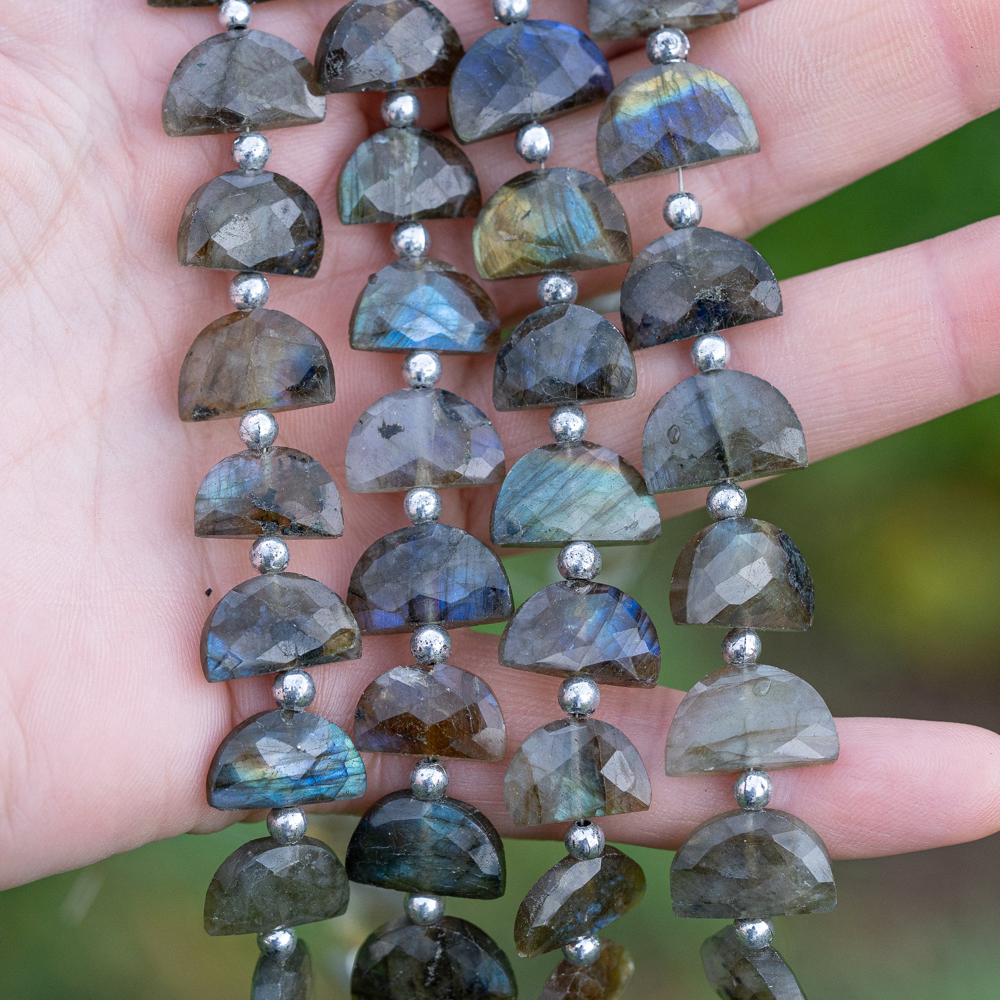 Perles demi-lunes facettes de Labradorite de env 13/15 mm ( lot de 2 perles )