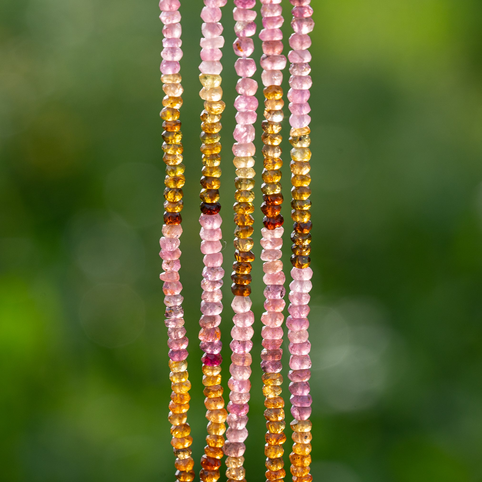 Perles rondelles facettes de Tourmaline multicolore de env 3/3 x 2 mm ( rang 32 cm et 150 perles )