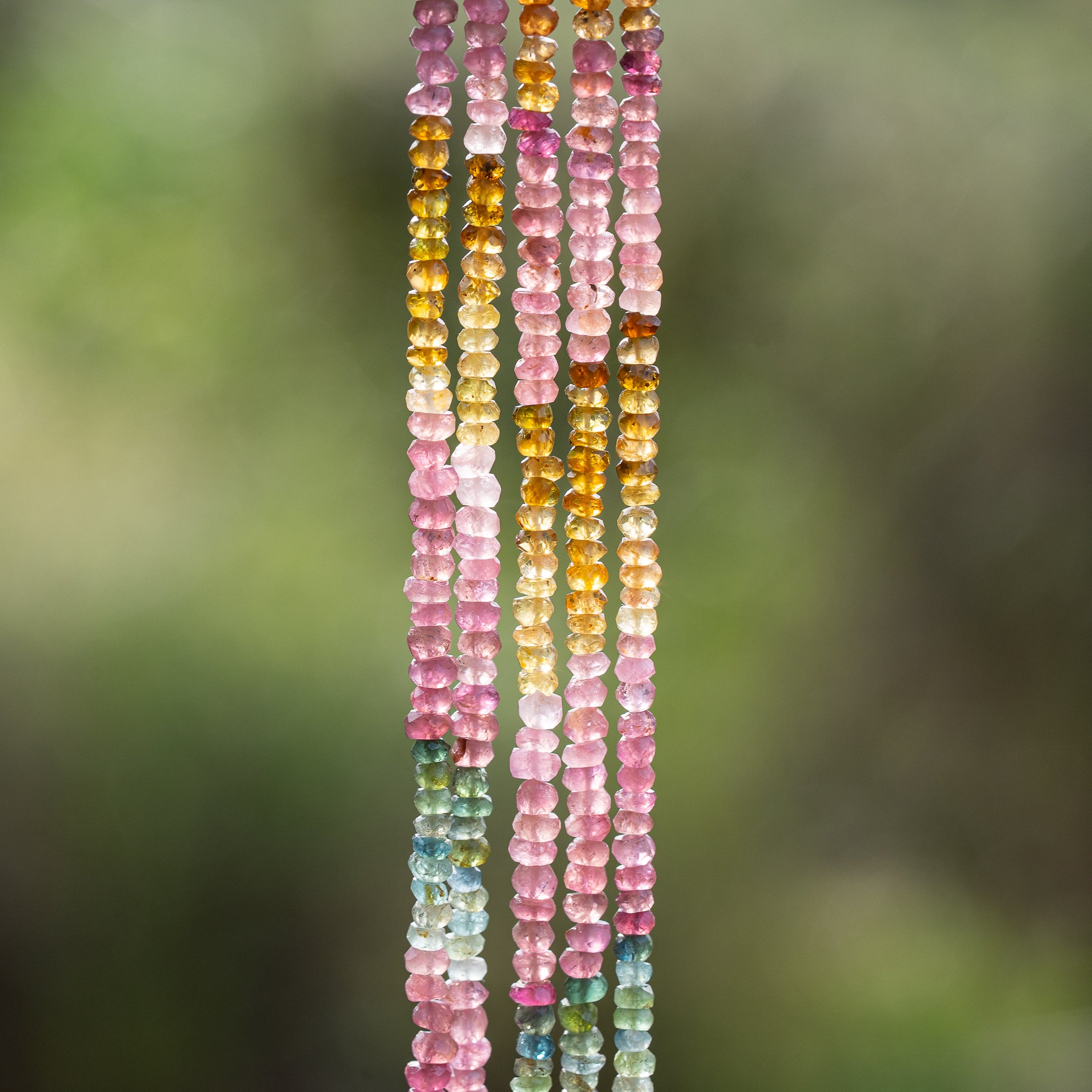Perles rondelles facettes de Tourmaline multicolore de env 3/3 x 2 mm ( rang 32 cm et 150 perles )