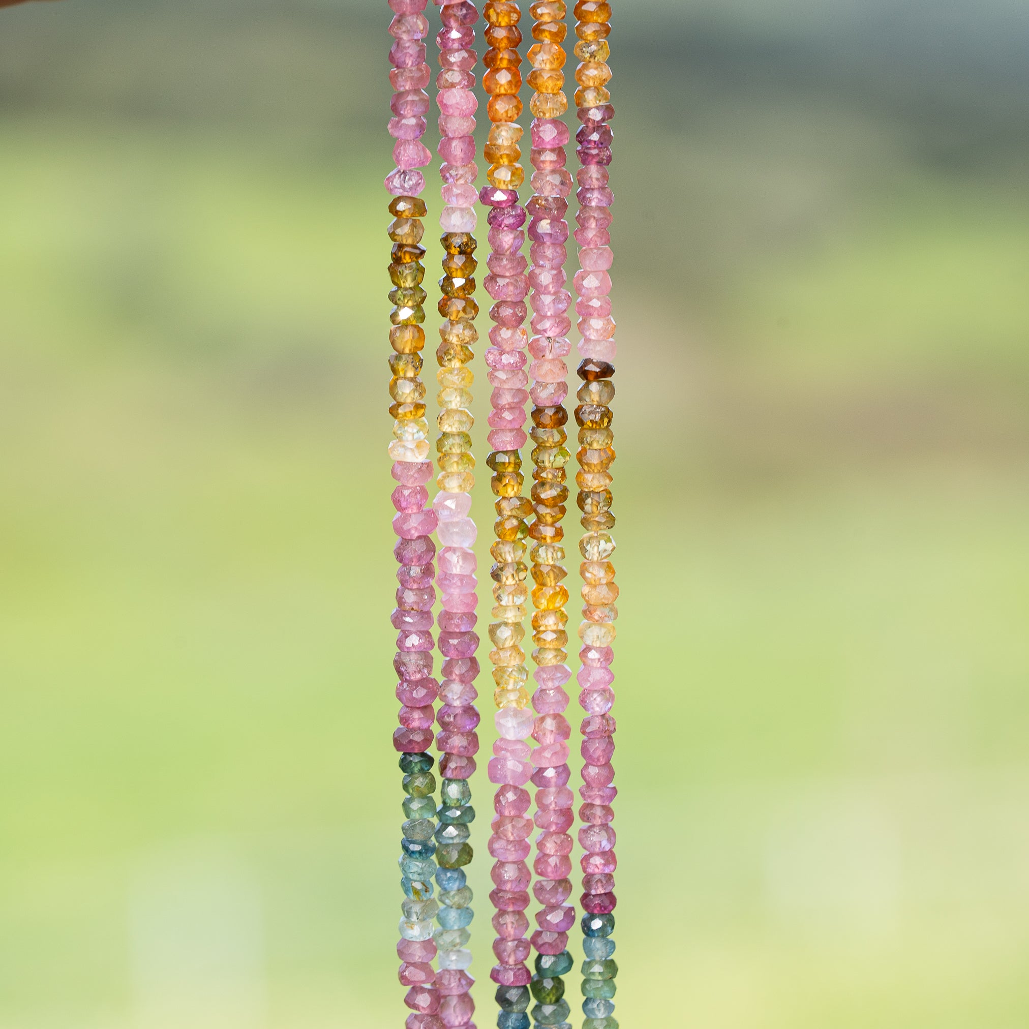 Perles rondelles facettes de Tourmaline multicolore de env 3/3 x 2 mm ( rang 32 cm et 150 perles )