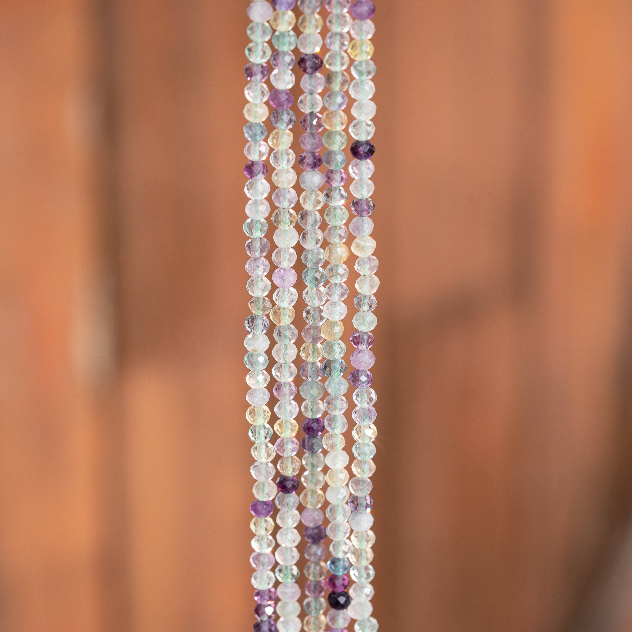 Perles rondelles facettes de Fluorite multicolore de 4 x 3 mm ( rang de env 128 perles )