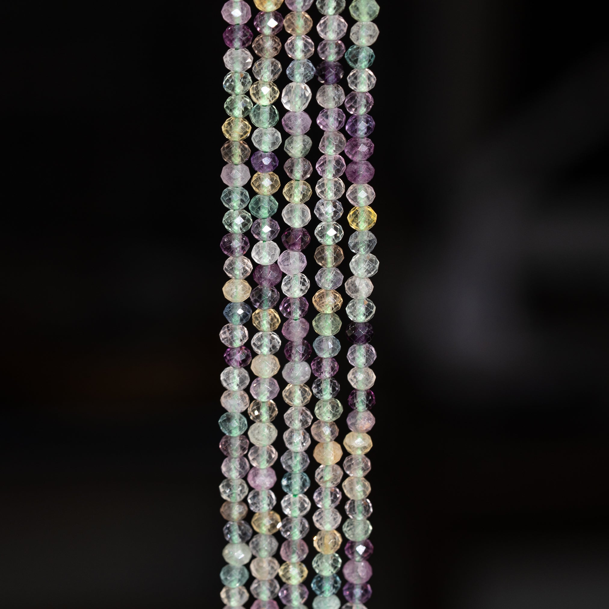 Perles rondelles facettes de Fluorite multicolore de 4 x 3 mm ( rang de env 128 perles )
