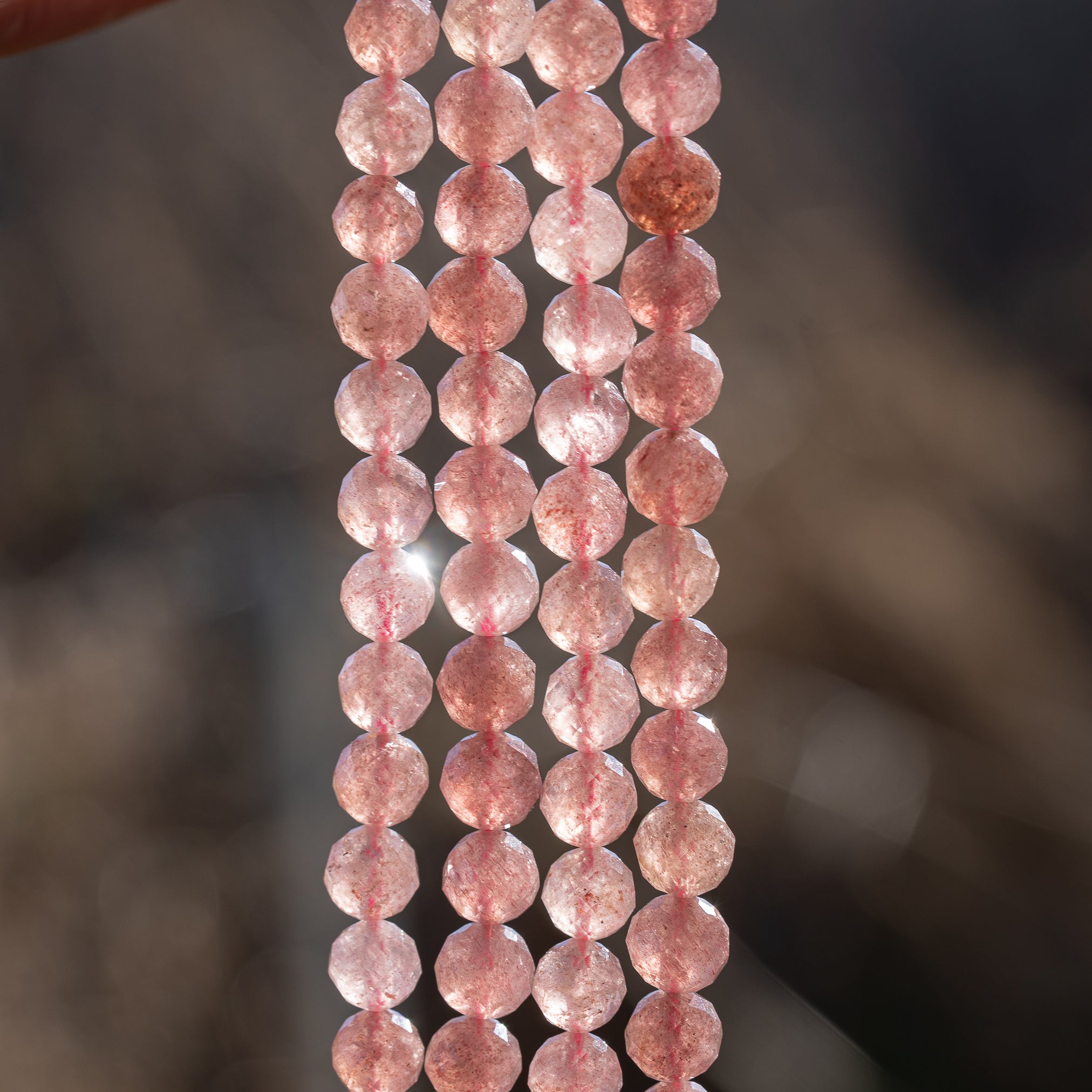 Perles rondes facettes de Quartz fraise de 8 mm ( 1/2 rang de env 26 perles )