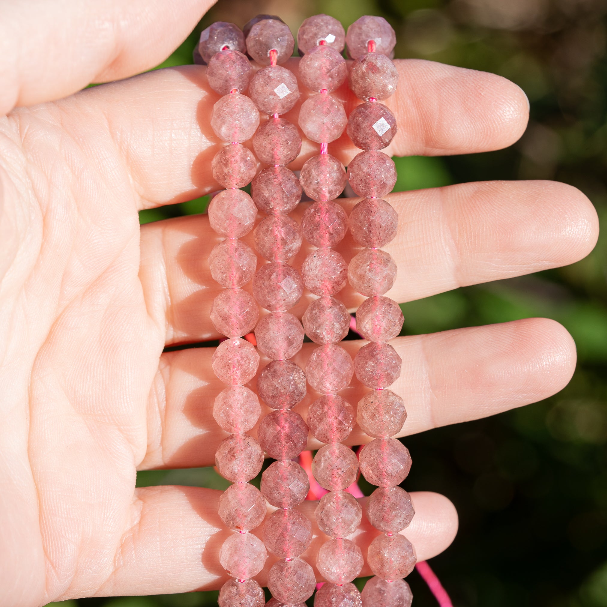 Perles rondes facettes de Quartz fraise de 8 mm ( 1/2 rang de env 26 perles )