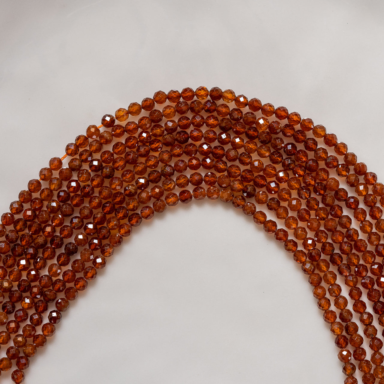 Perles rondes facettes de Grenat hessonite de 4 mm ( rang de env 98 perles )