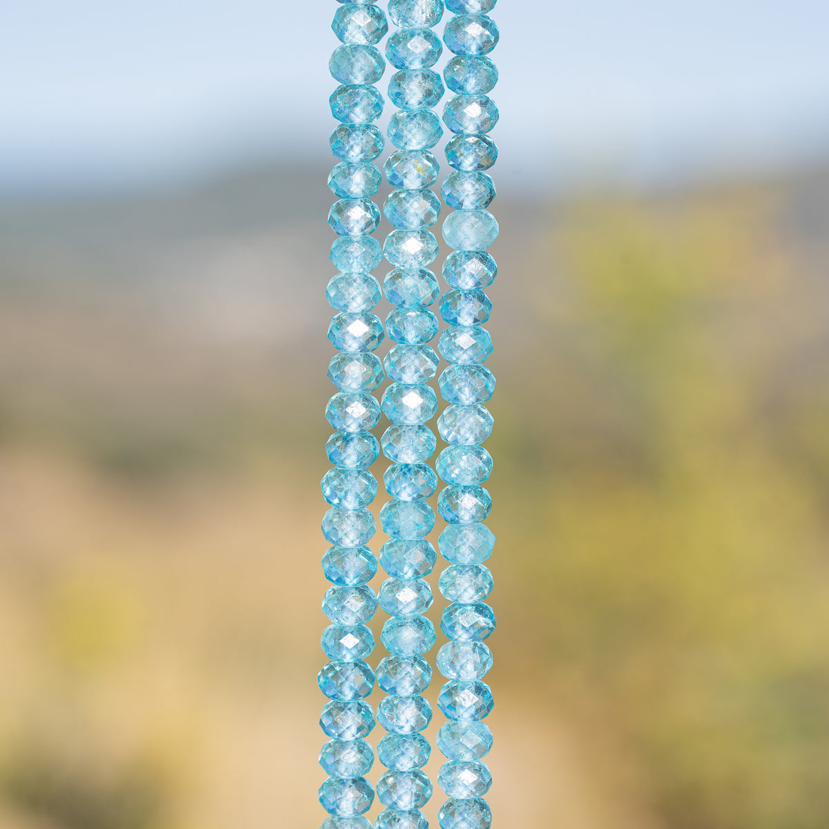 Perles rondelles facettes de Topaze bleue de 6 x 4 mm ( 1/4 rang de env 23 perles )