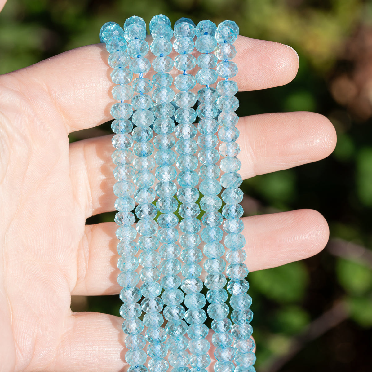 Perles rondelles facettes de Topaze bleue de 6 x 4 mm ( 1/4 rang de env 23 perles )