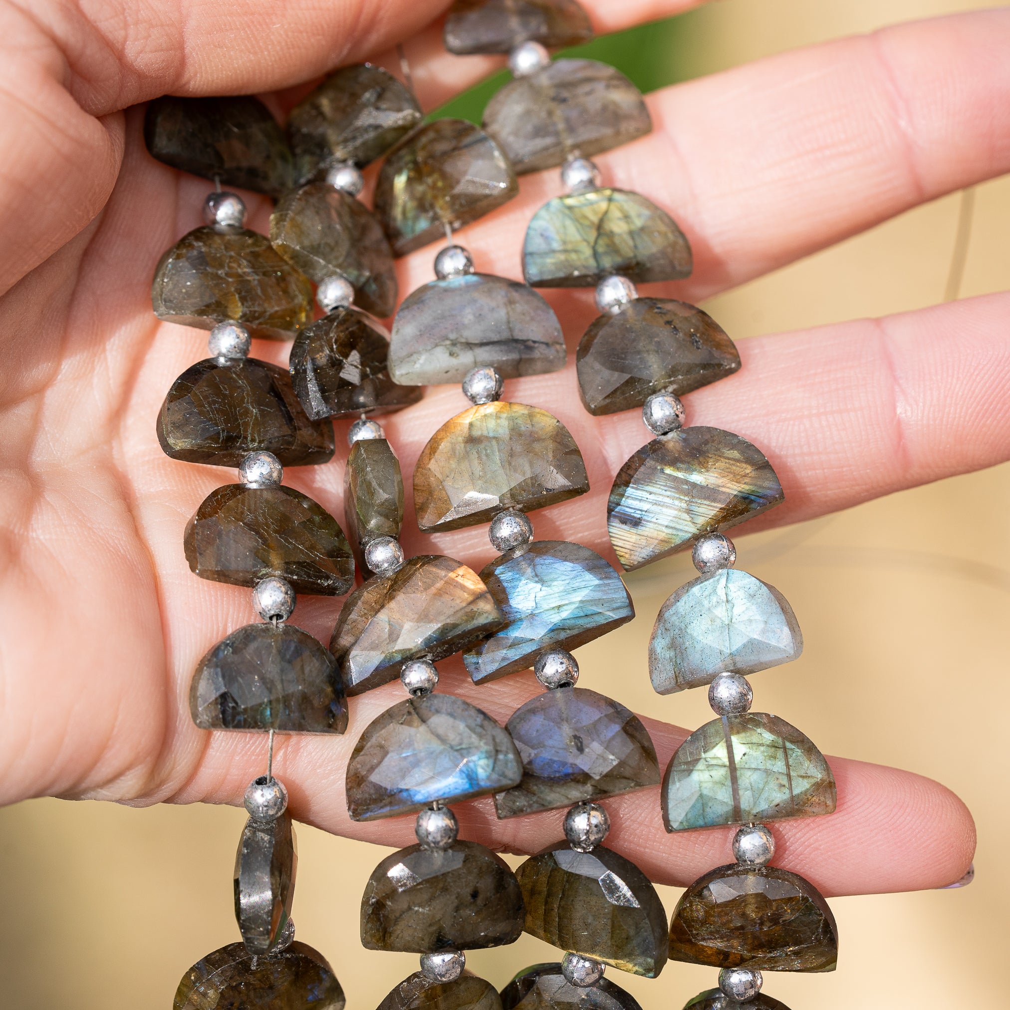 Perles demi-lunes facettes de Labradorite de env 13/15 mm ( lot de 2 perles )