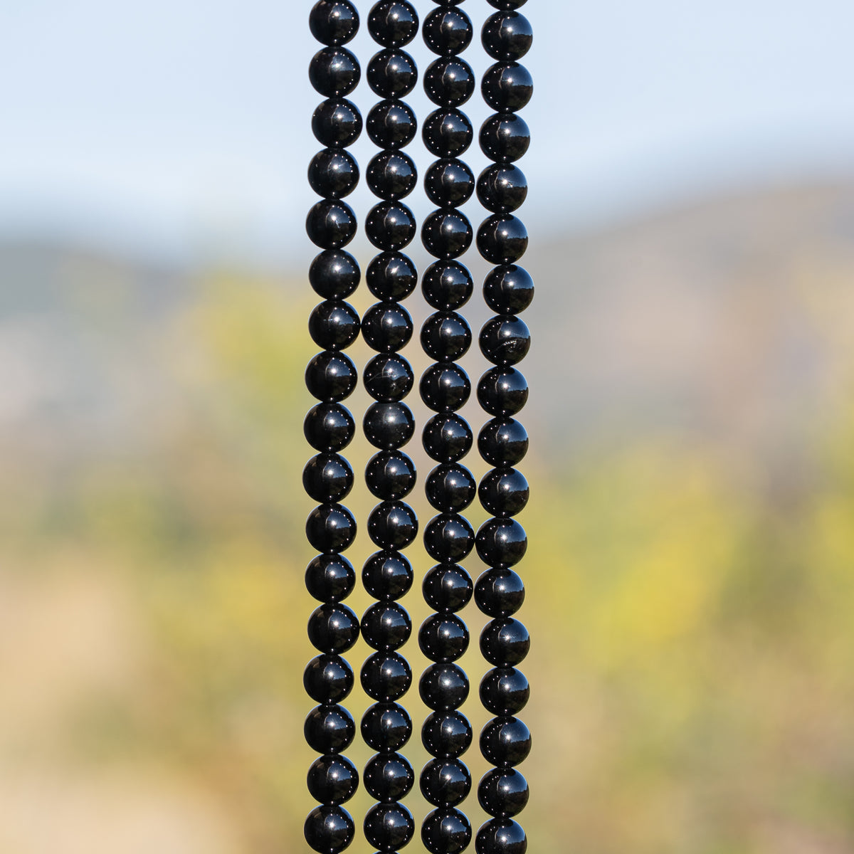 Perles rondes lisses de Spinelle noire de 6,5 mm ( 1/2 rang de env 30 perles )