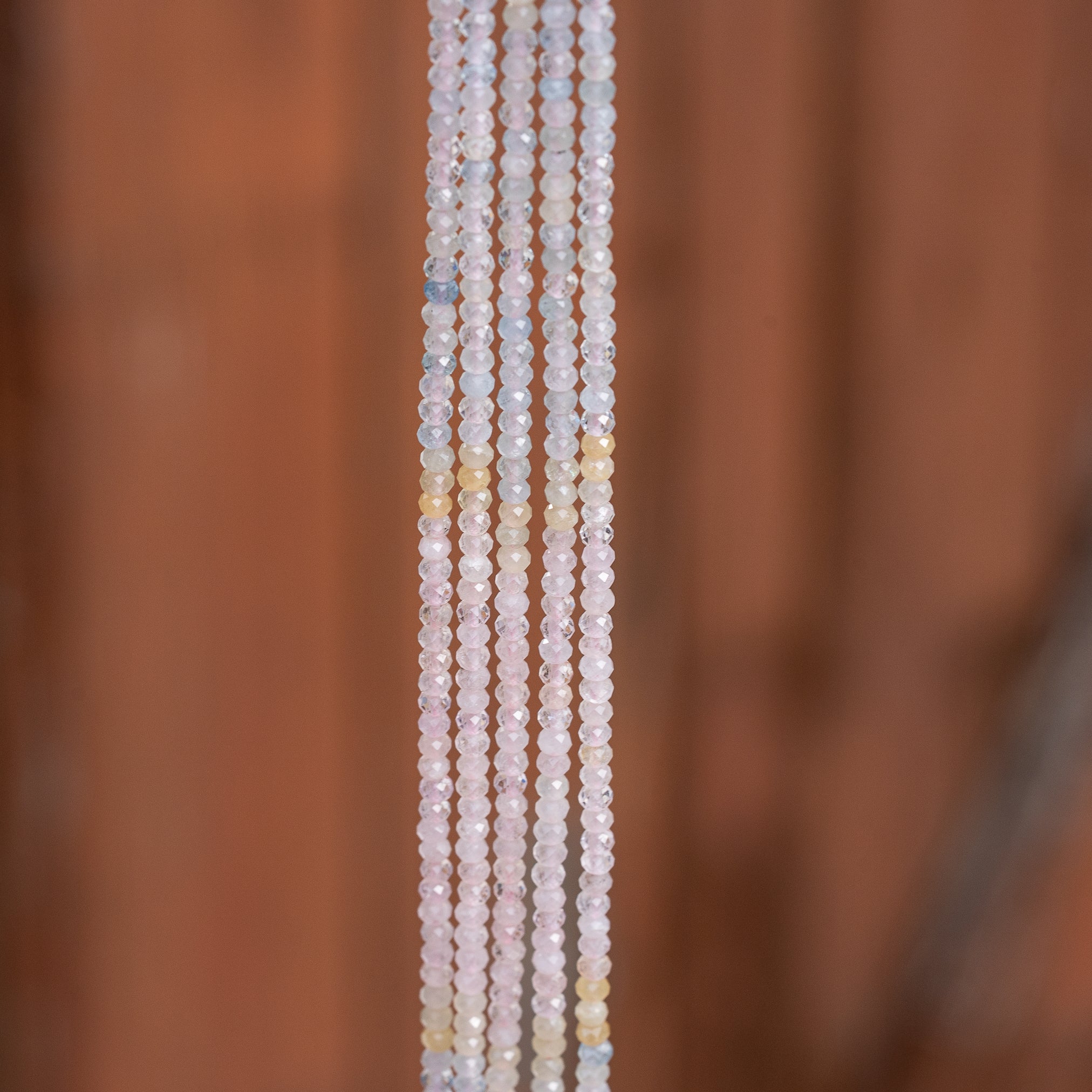 Perles rondelles facettes de Béryls ( Morganite, Aigue-marine, Héliodore ) de 3 x 2 mm ( rang de env 198 perles )