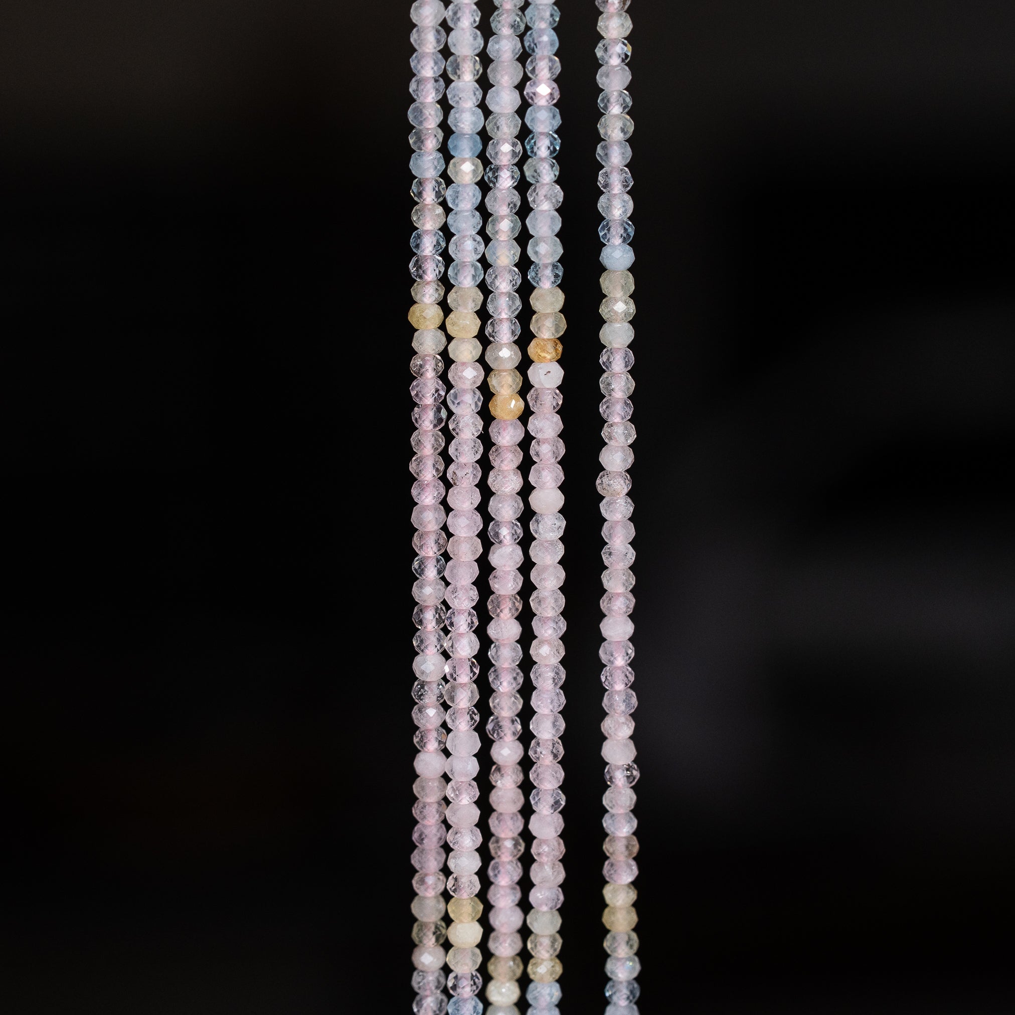 Perles rondelles facettes de Béryls ( Morganite, Aigue-marine, Héliodore ) de 3 x 2 mm ( rang de env 198 perles )