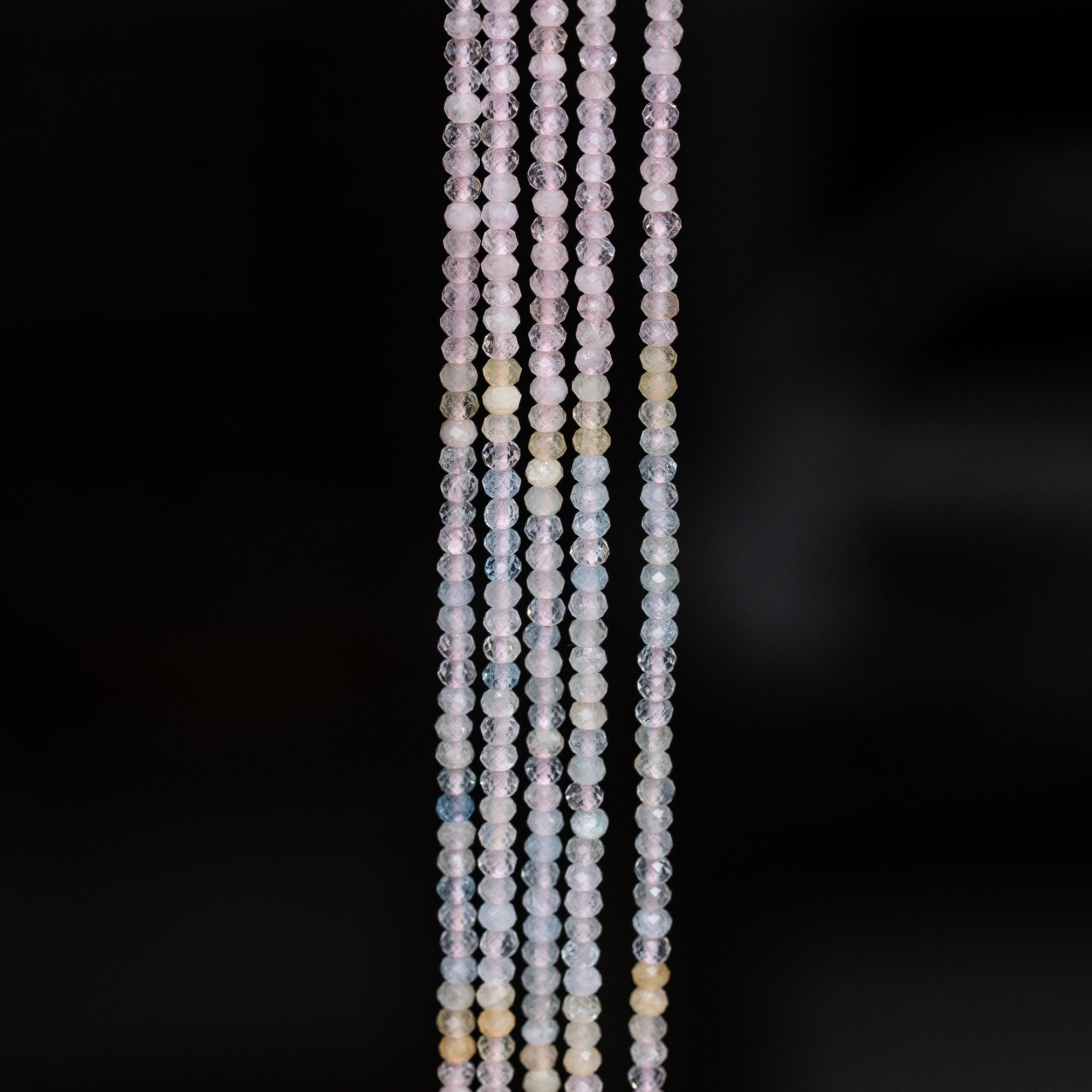 Perles rondelles facettes de Béryls ( Morganite, Aigue-marine, Héliodore ) de 3 x 2 mm ( rang de env 198 perles )