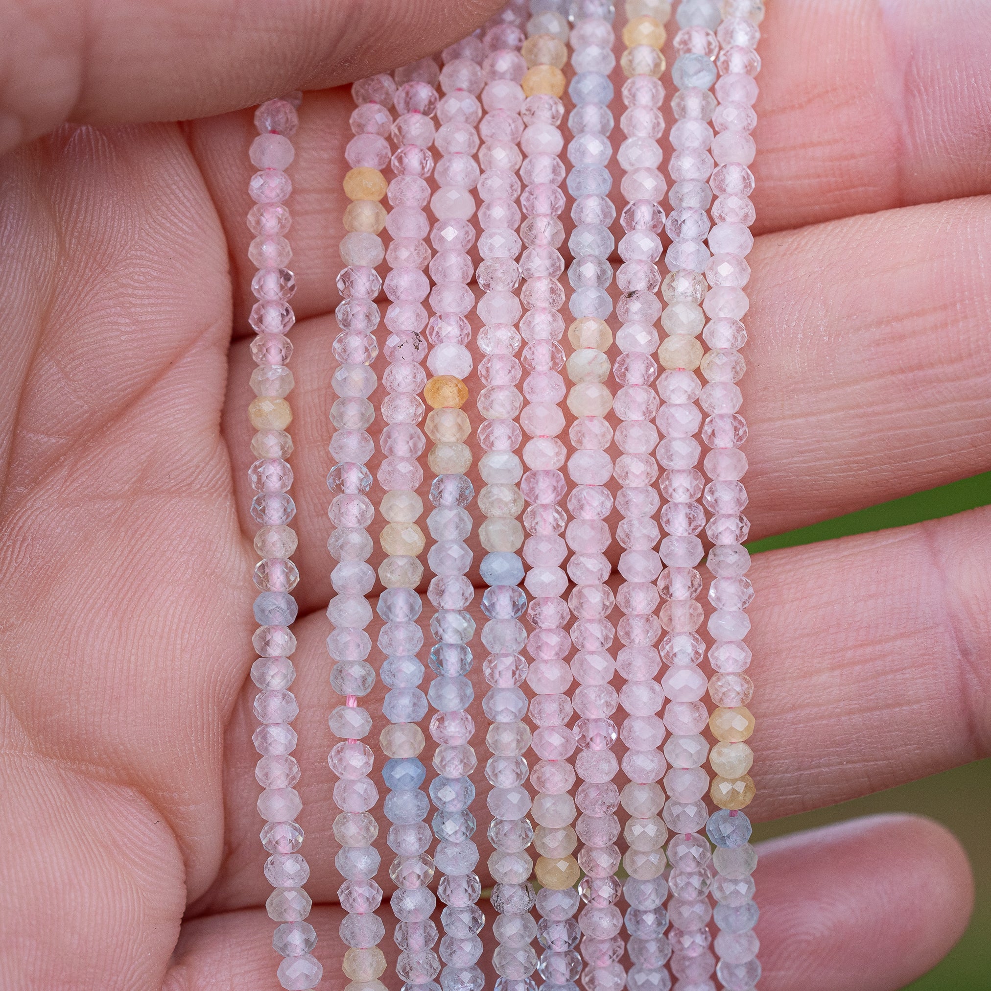 Perles rondelles facettes de Béryls ( Morganite, Aigue-marine, Héliodore ) de 3 x 2 mm ( rang de env 198 perles )