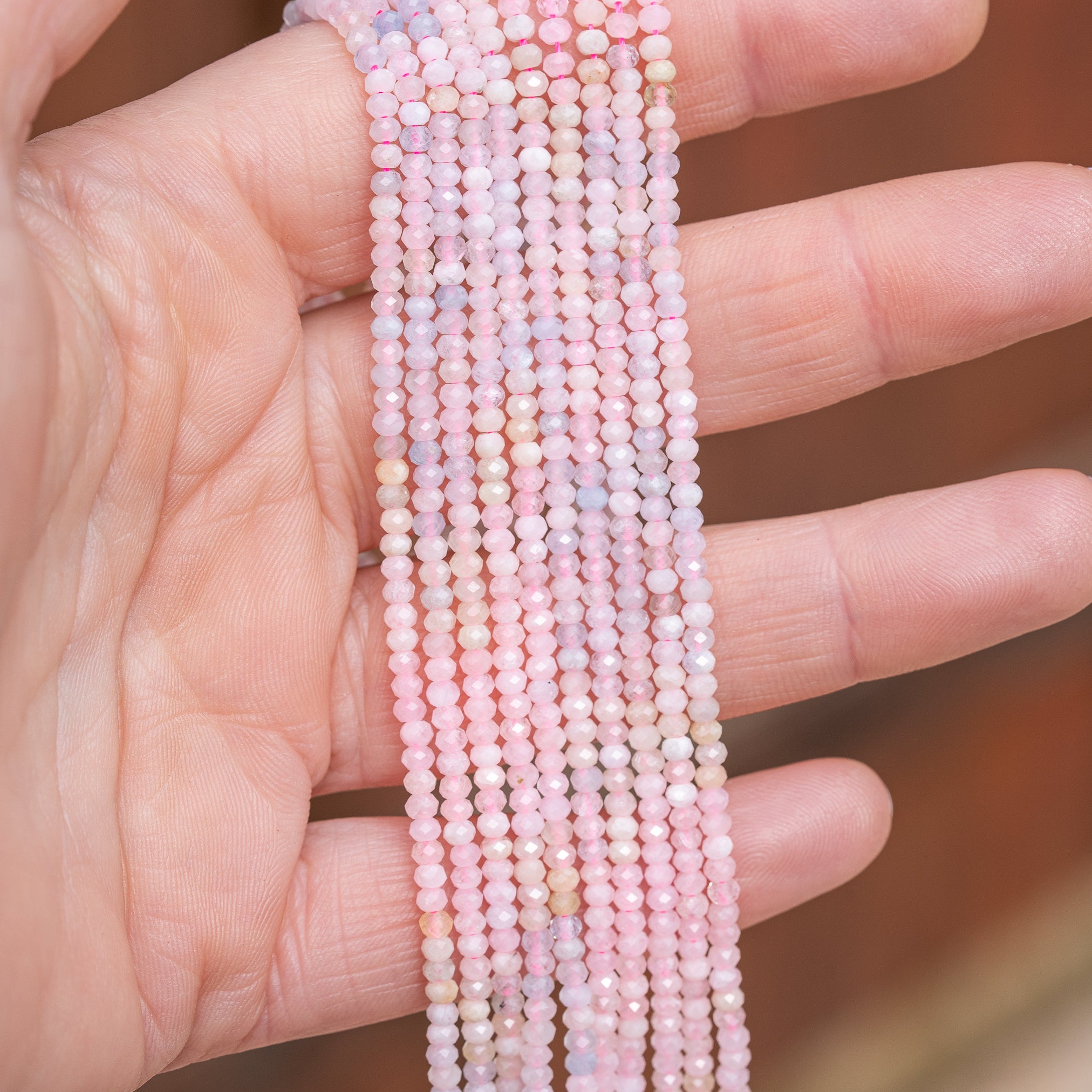 Perles rondelles facettes de Morganite de 3 x 2 mm ( rang de env 194 perles )