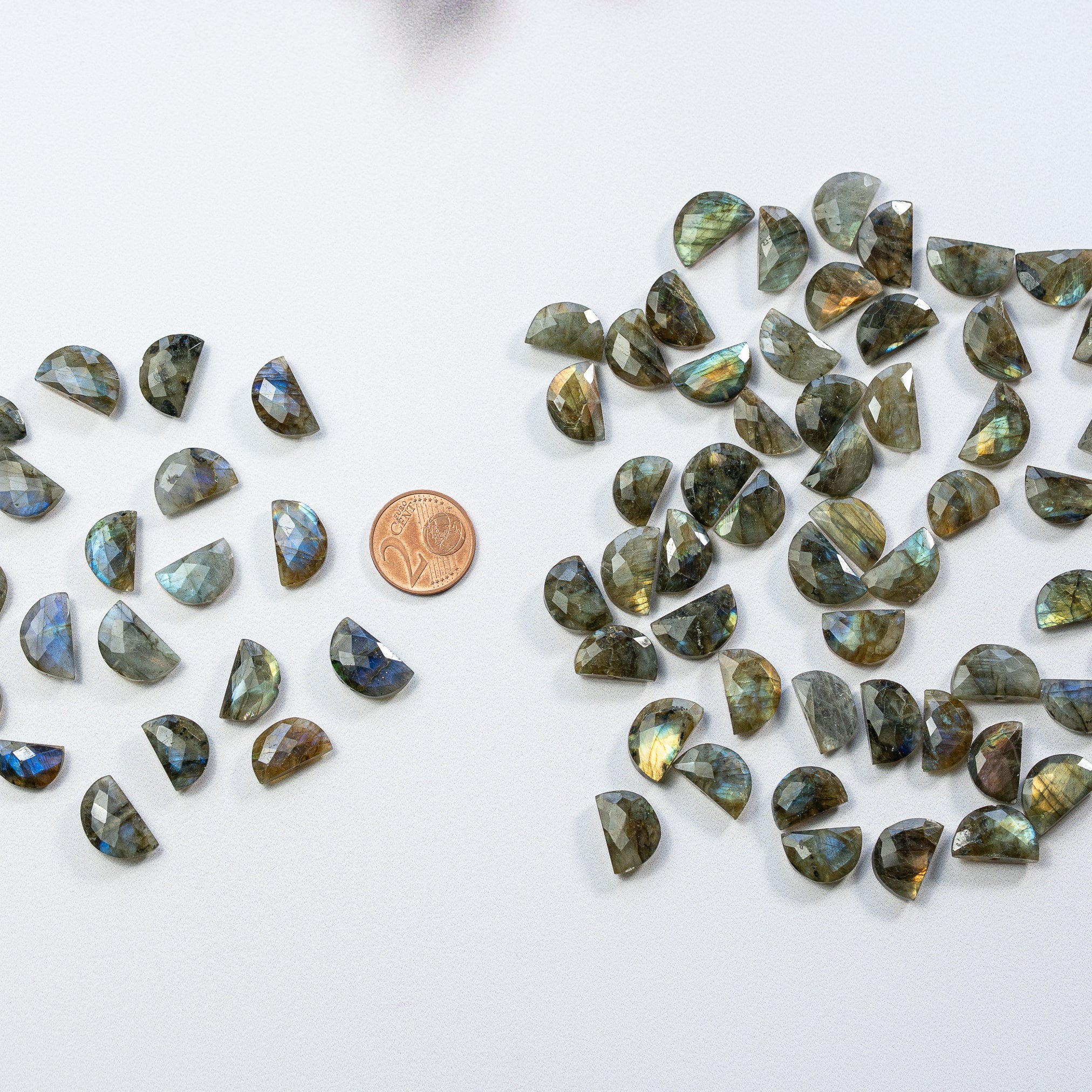 Perles demi-lunes facettes de Labradorite de env 13/15 mm ( lot de 2 perles )