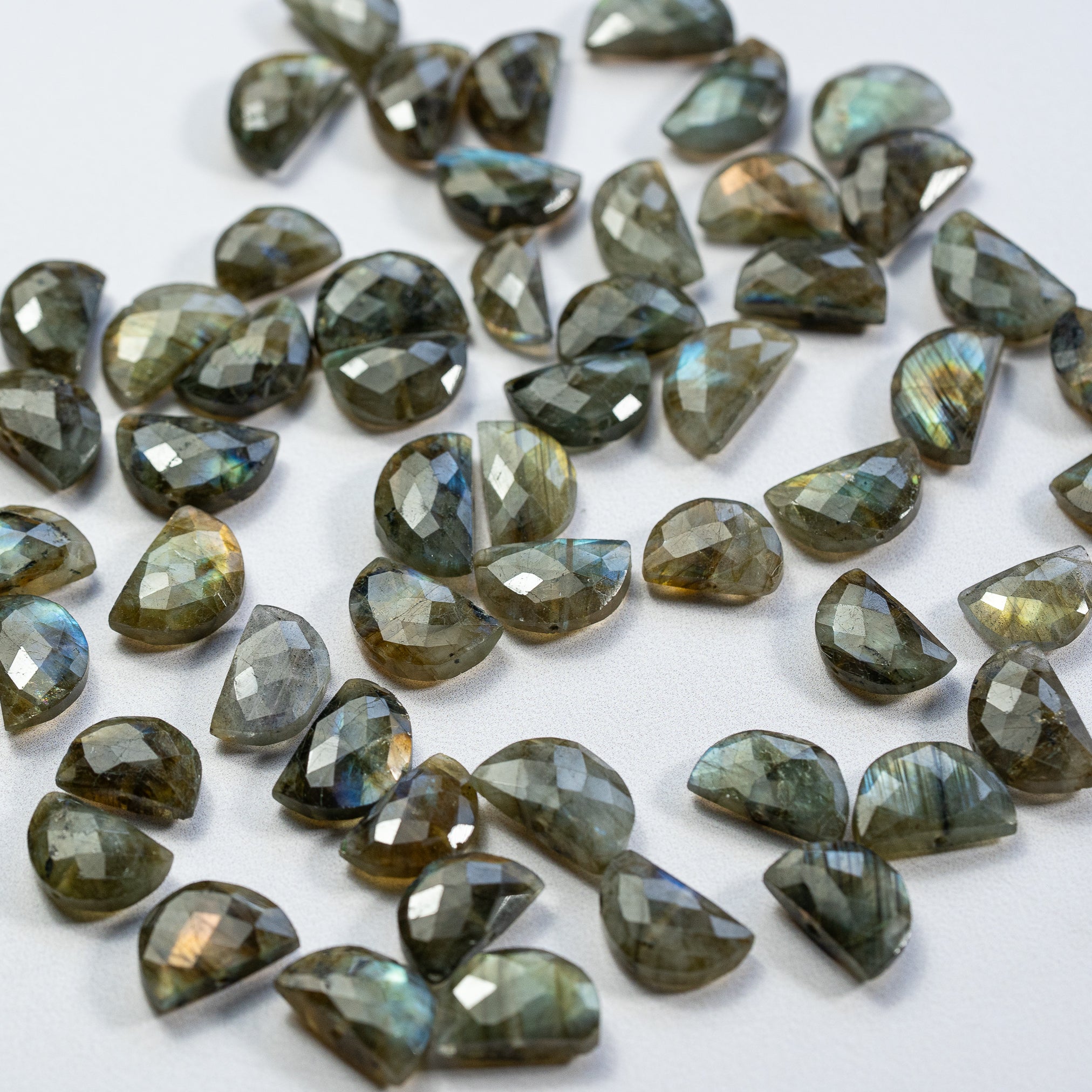 Perles demi-lunes facettes de Labradorite de env 13/15 mm ( lot de 2 perles )
