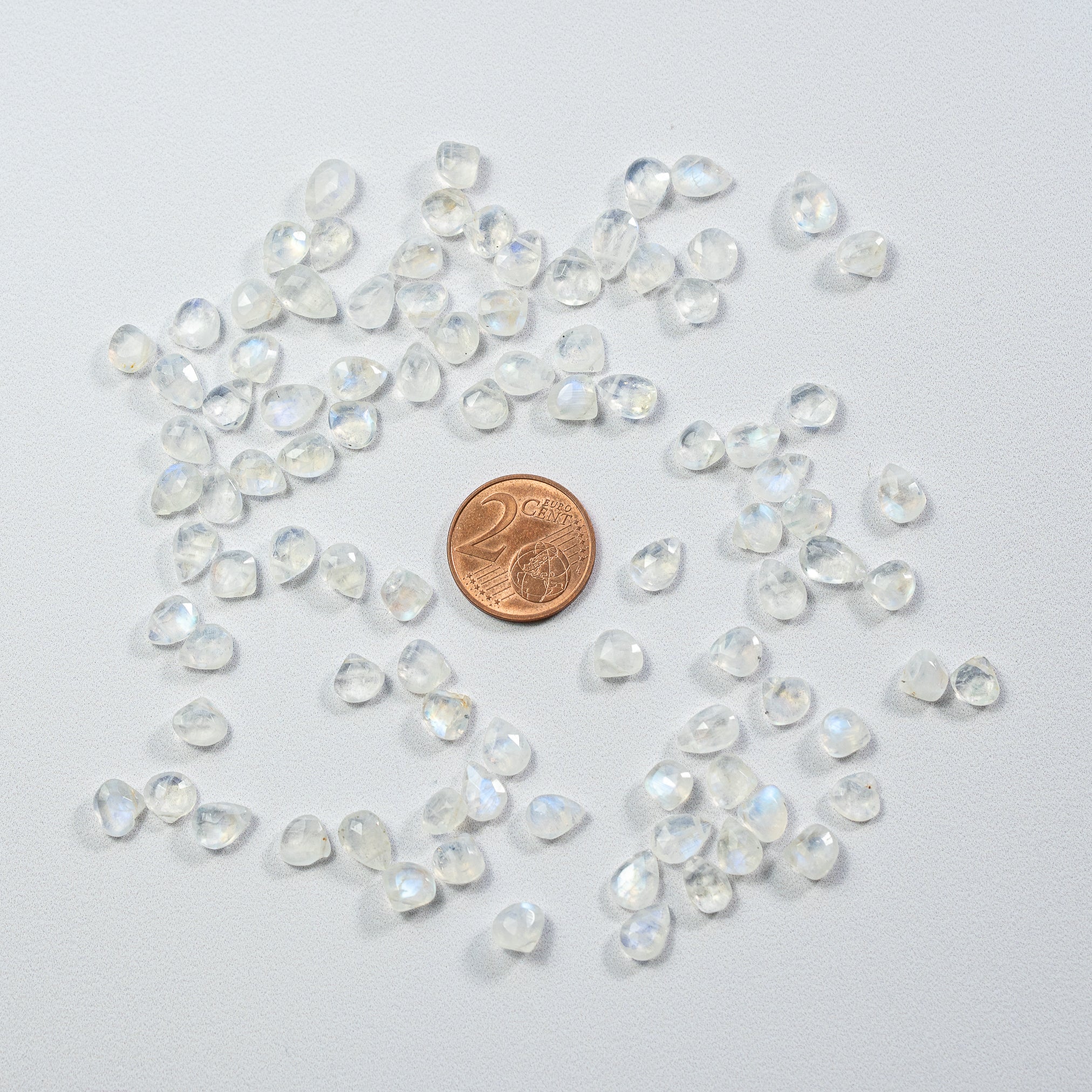 Perles gouttes facettes de Labradorite blanche de 6/9 mm ( lot de 2 perles )