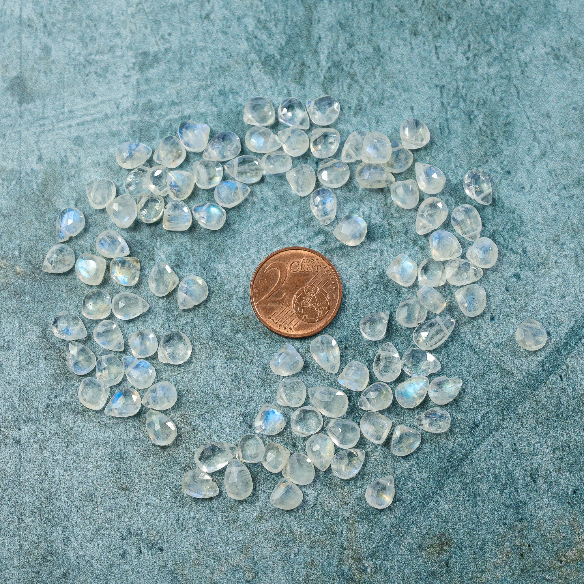 Perles gouttes facettes de Labradorite blanche de 6/9 mm ( lot de 2 perles )