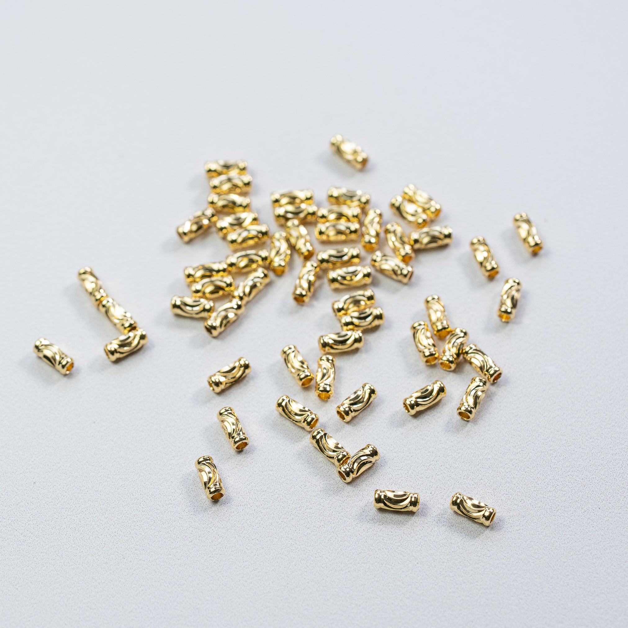 Perles tubes striées en laiton plaqué or 18k de 7 x 3 mm ( lot de 6 )