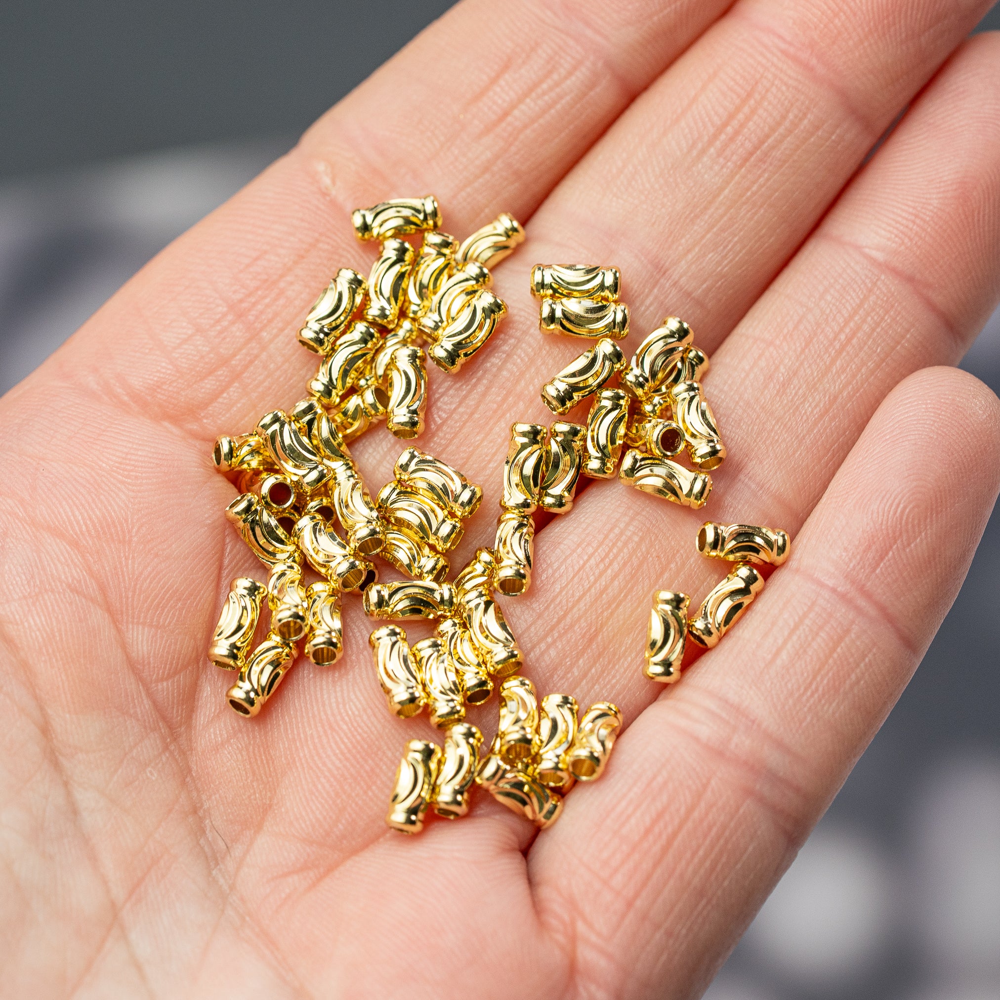 Perles tubes striées en laiton plaqué or 18k de 7 x 3 mm ( lot de 6 )
