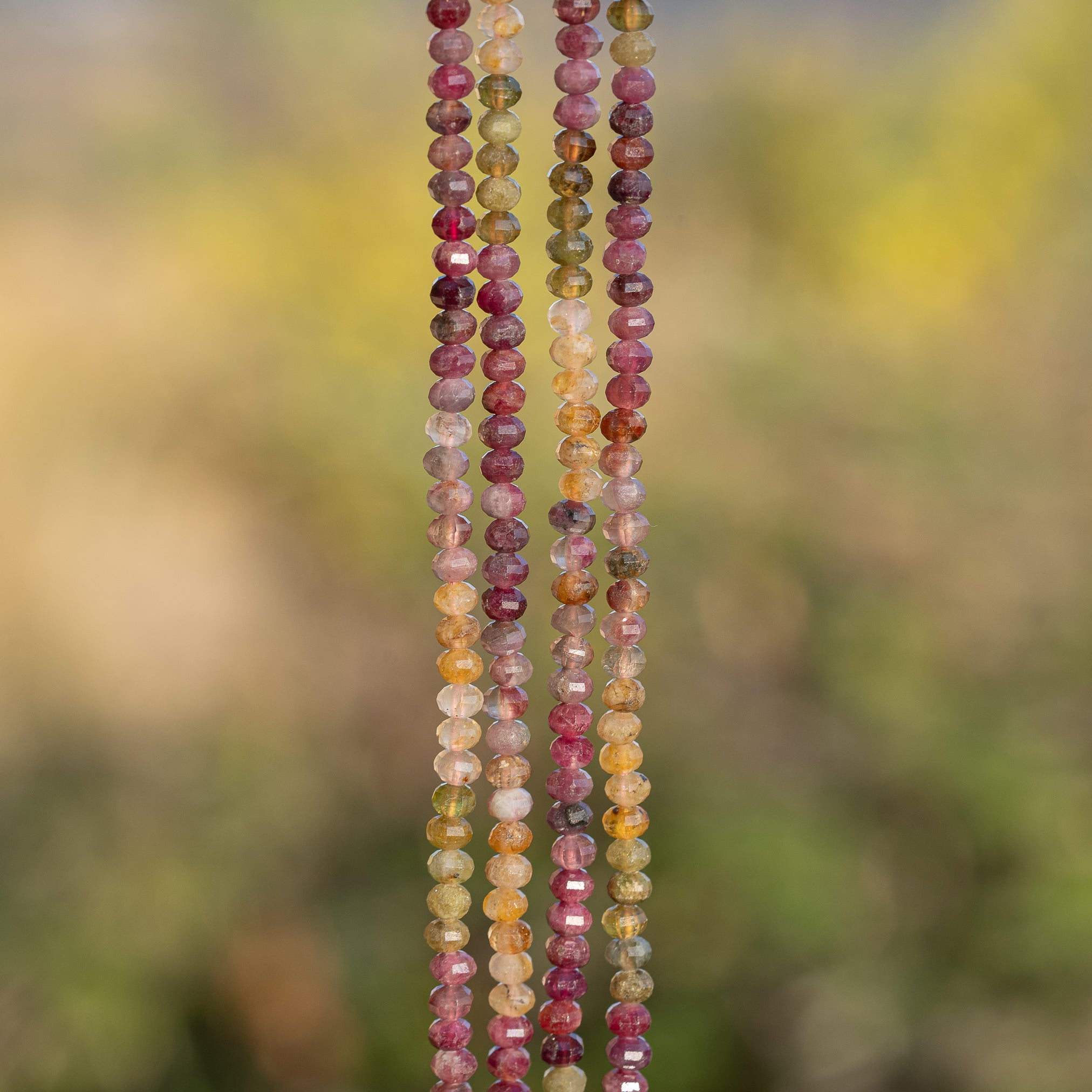 Perles rondelles facettes de Tourmaline multicolore de 3,5 x 3 mm ( rang de env 138 perles )
