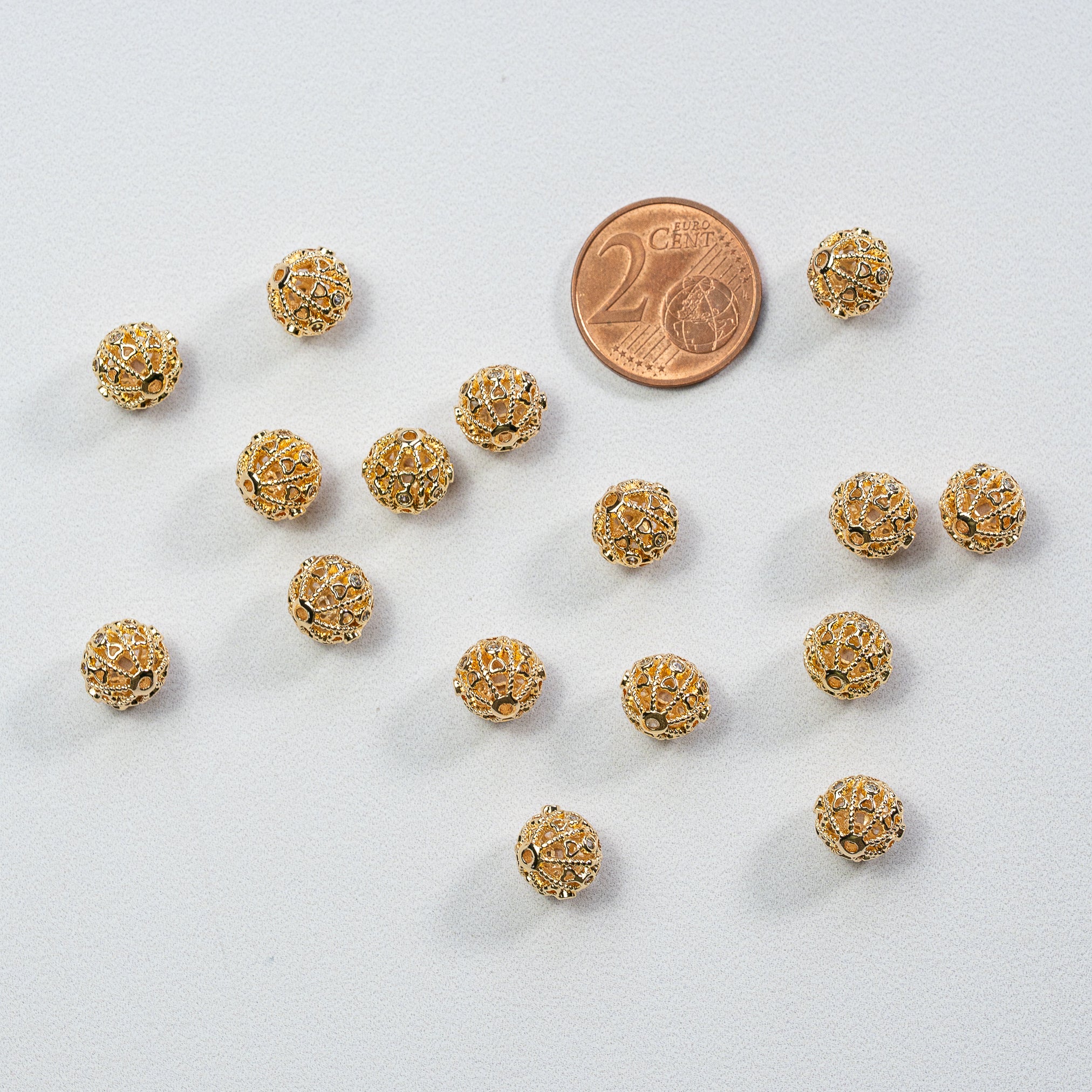 Perles rondes ♡ filigranées en laiton plaqué or 18k et zirconium de 9 mm ( à l&