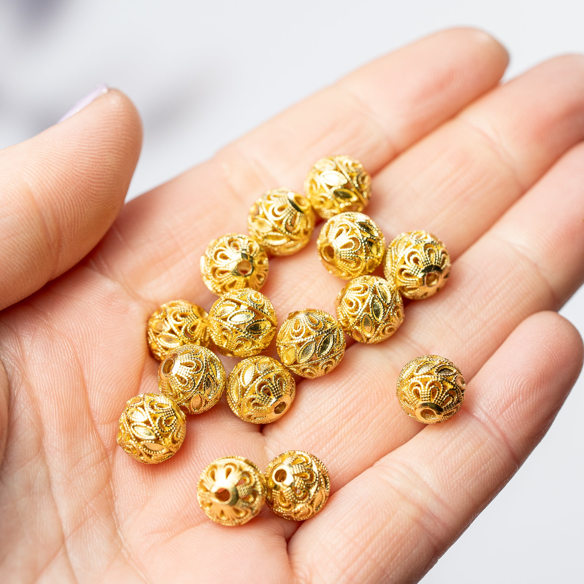 Délicates perles rondes filigranées en laiton plaqué or 18k de 9,5 mm ( à l&