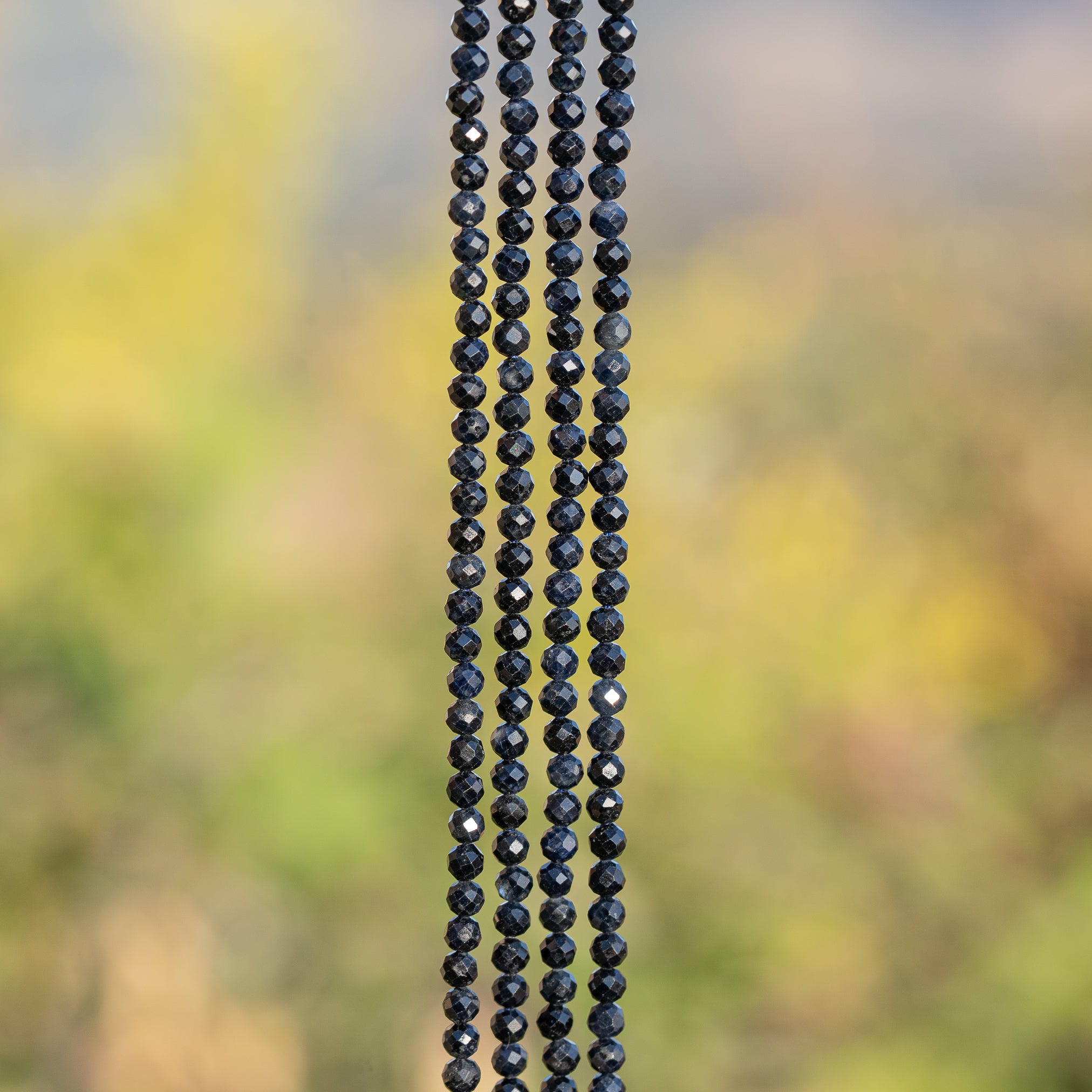 Perles rondes facettes de Saphir noir/bleu nuit de 3 mm ( 1/2 rang de env 60 perles )