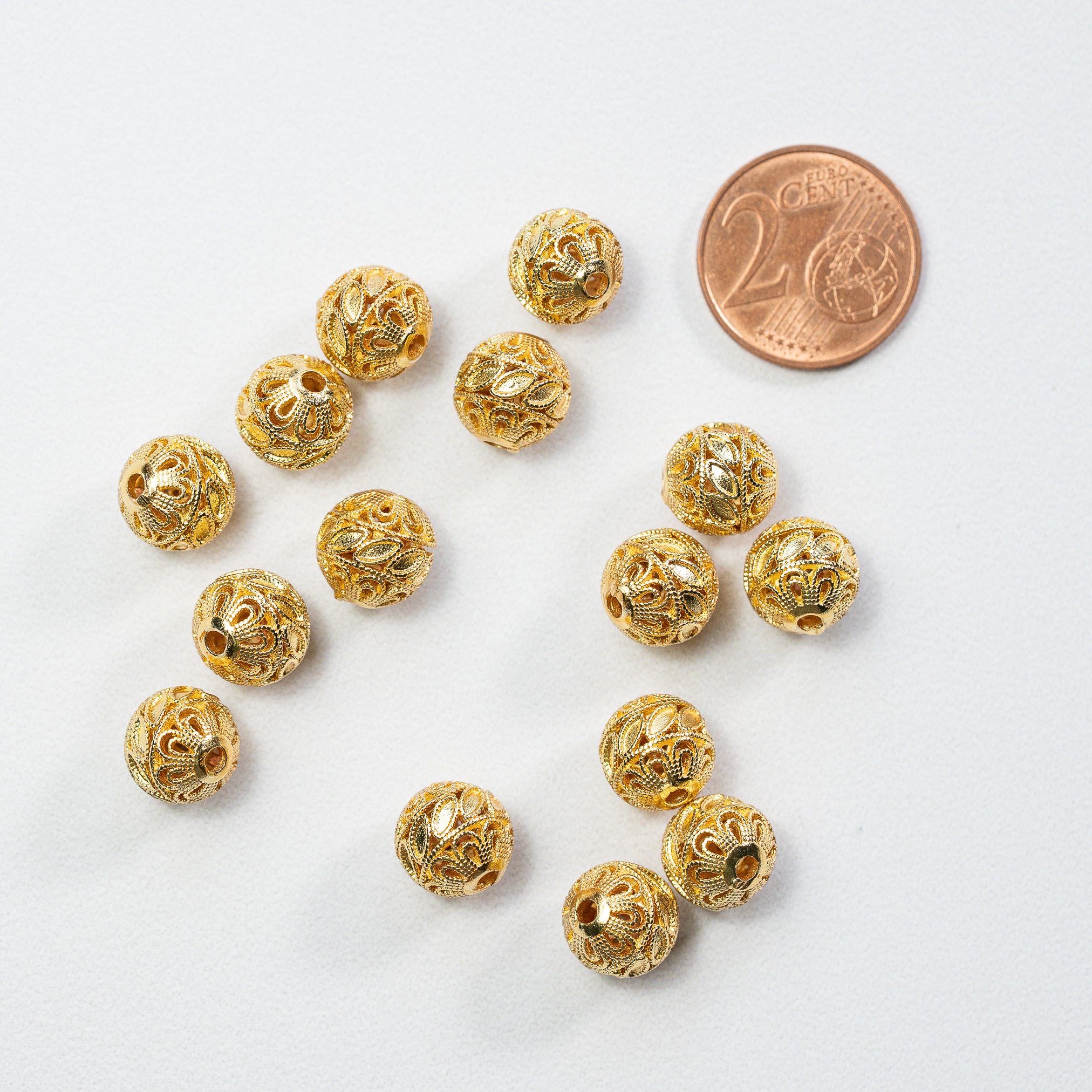 Délicates perles rondes filigranées en laiton plaqué or 18k de 9,5 mm ( à l&