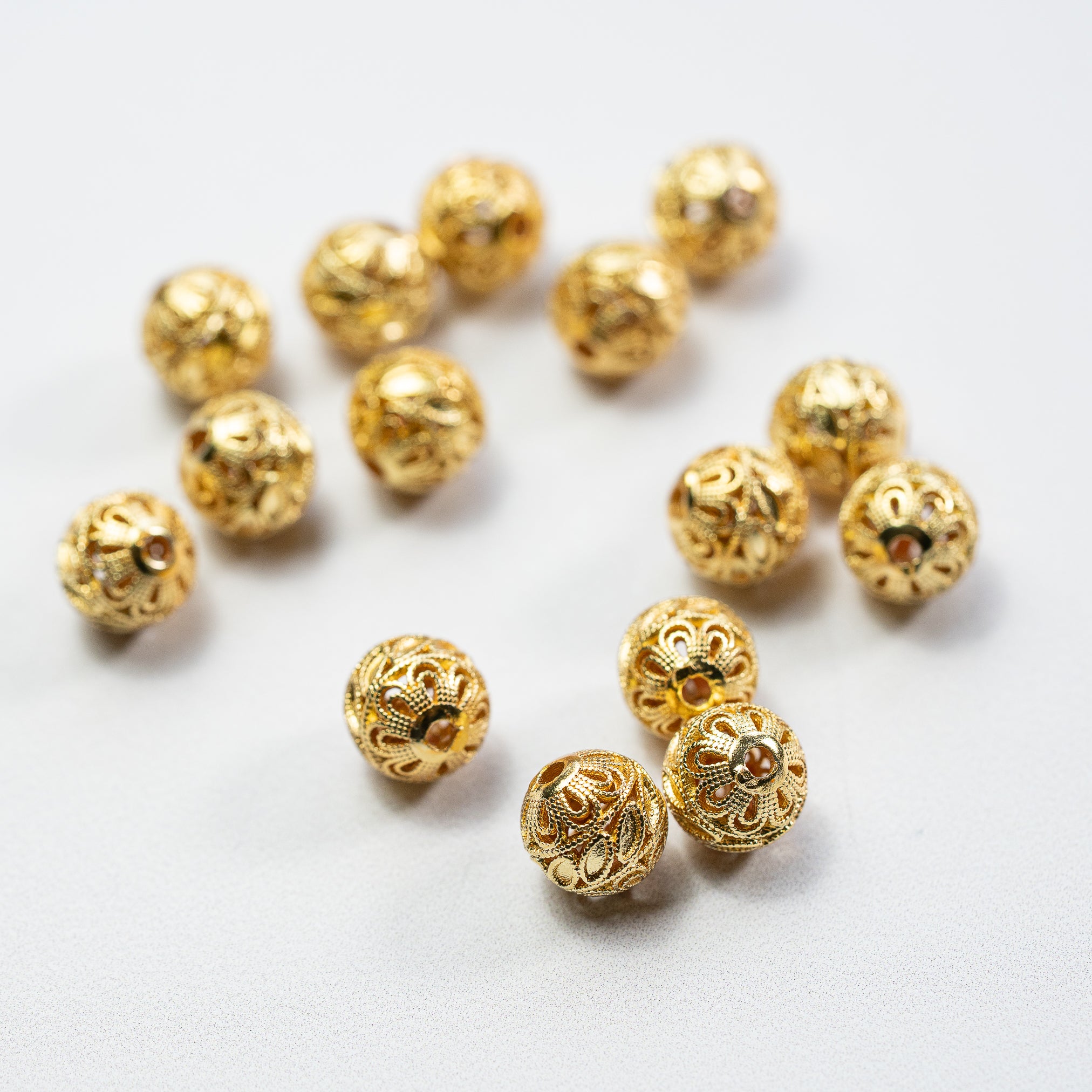 Délicates perles rondes filigranées en laiton plaqué or 18k de 9,5 mm ( à l&