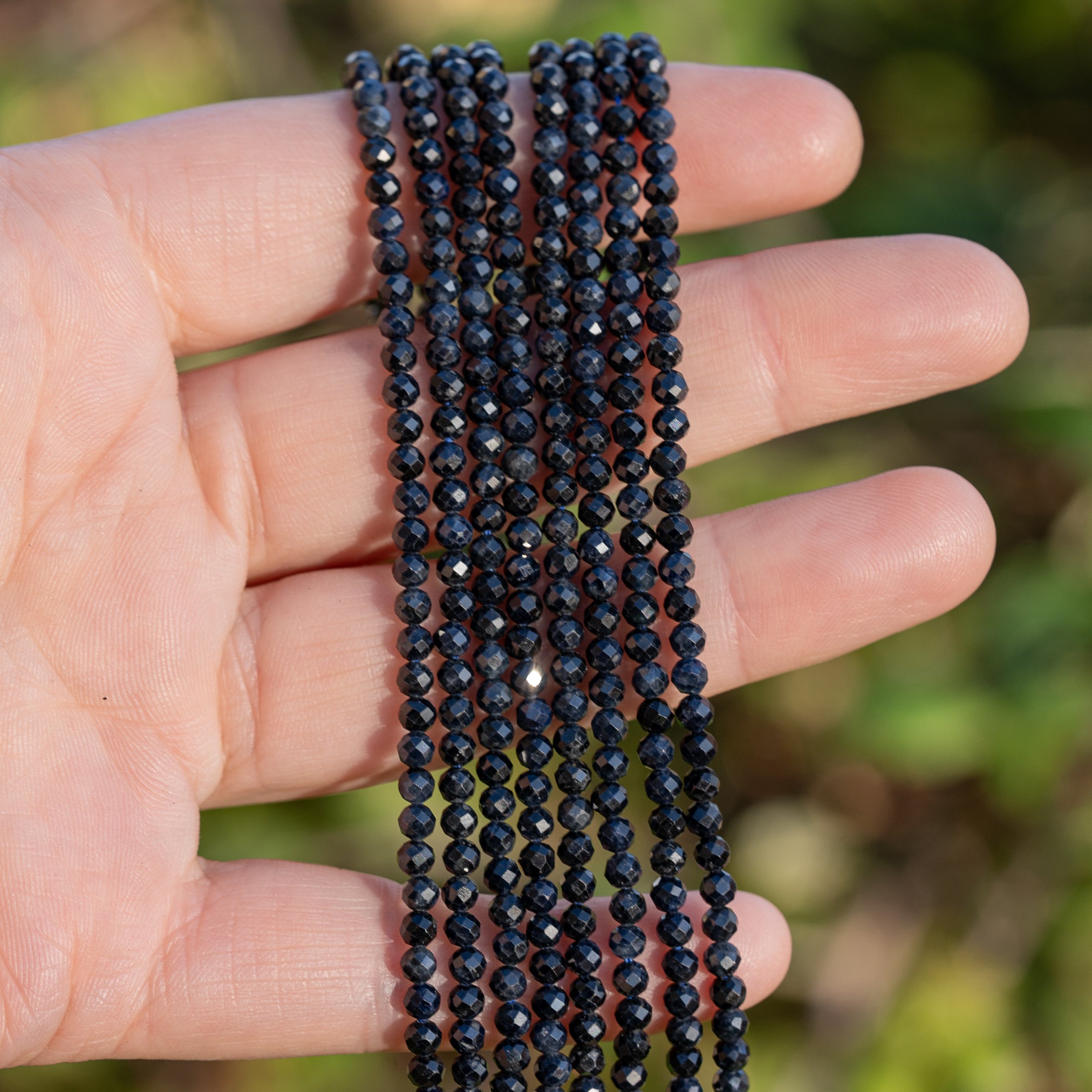 Perles rondes facettes de Saphir noir/bleu nuit de 3 mm ( 1/2 rang de env 60 perles )