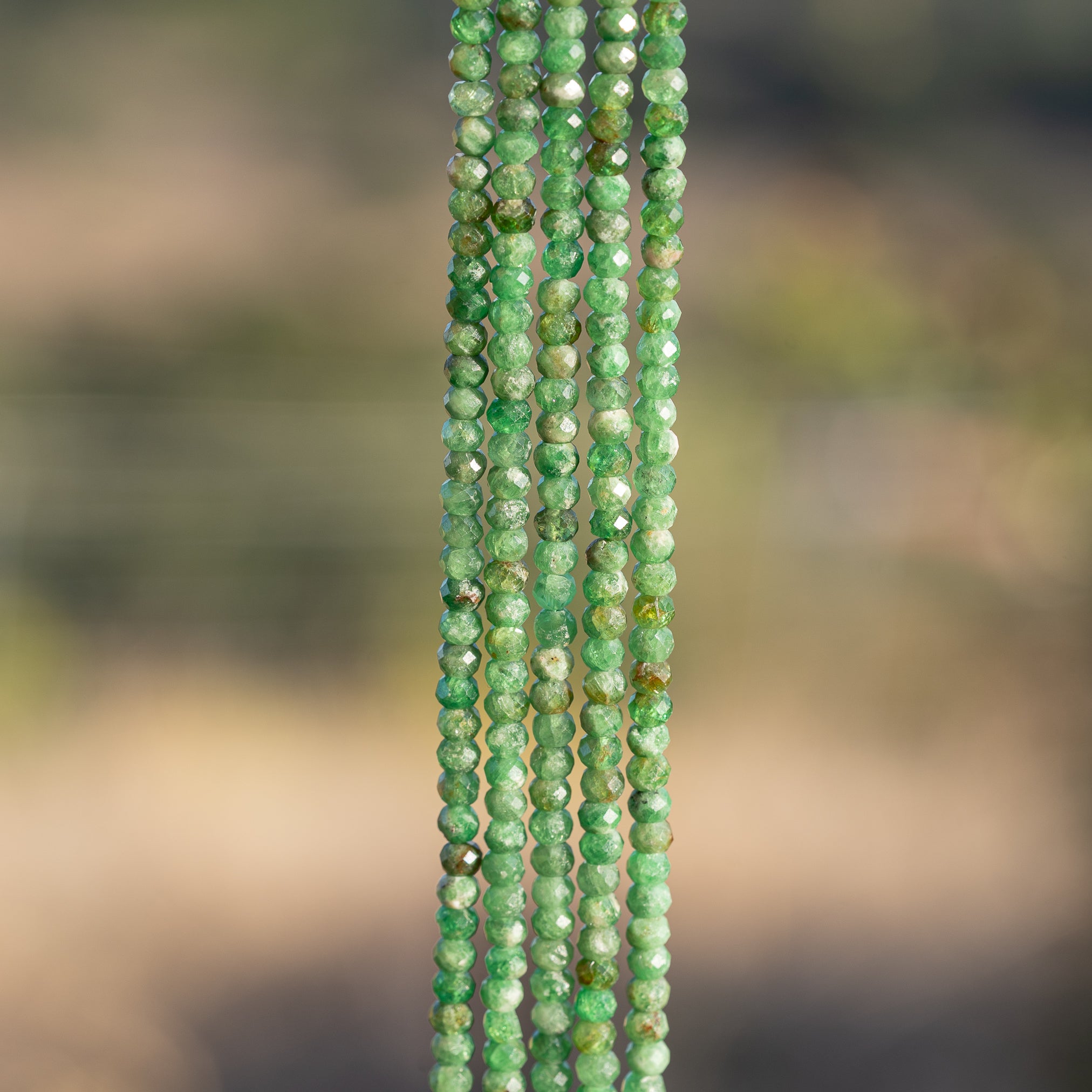Perles rondelles facettes de Grenat vert de 4 x 3 mm ( rang ou 1/2 rang )