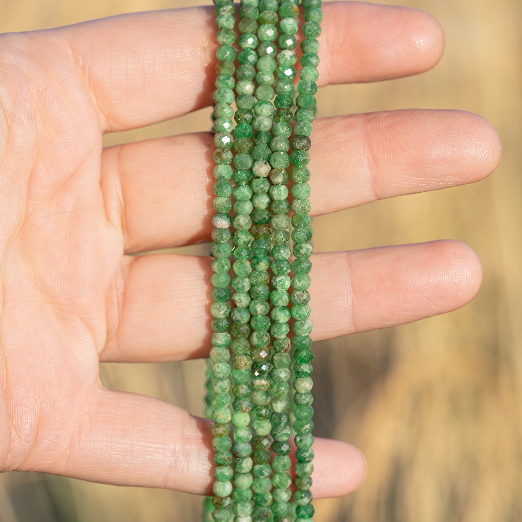 Perles rondelles facettes de Grenat vert de 4 x 3 mm ( rang ou 1/2 rang )