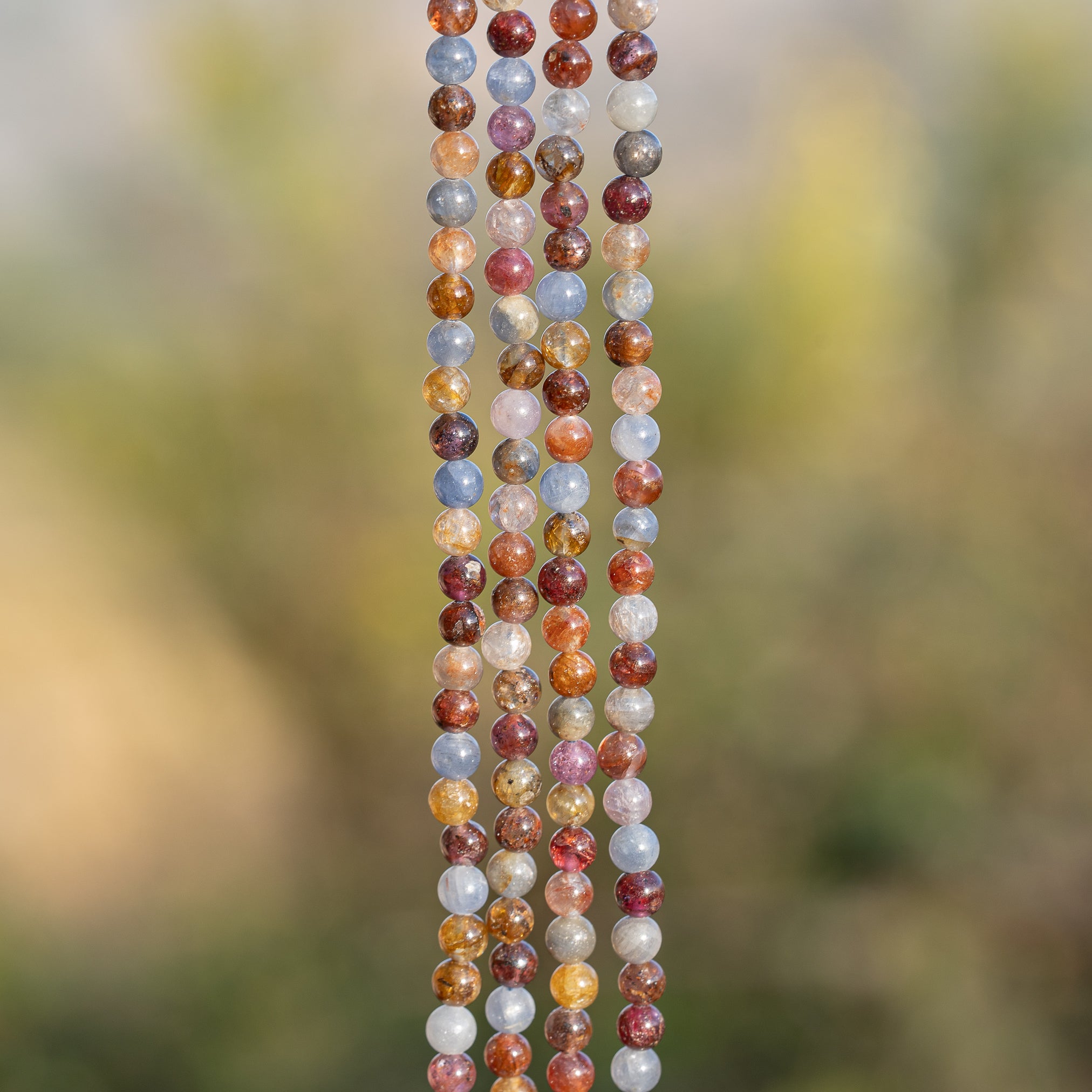 Perles rondes lisses de Saphir multicolore đ de 4,5 mm ( rang de env 94 perles )