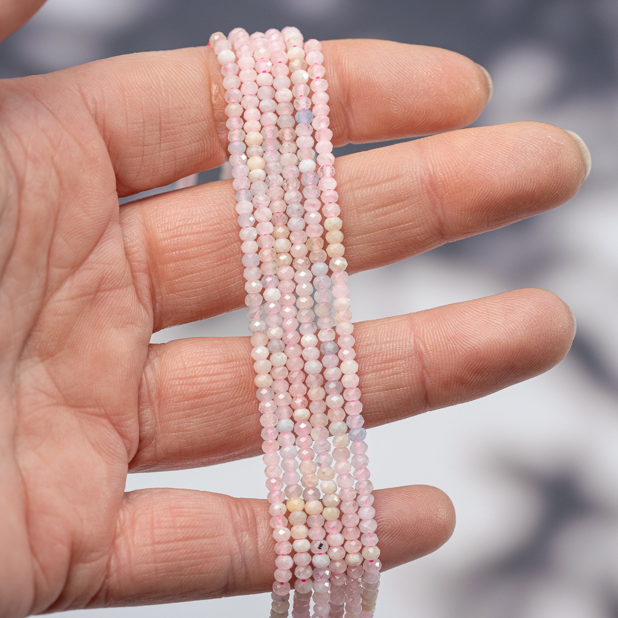 Perles rondelles facettes de Morganite de 3 x 2 mm ( rang de env 194 perles )