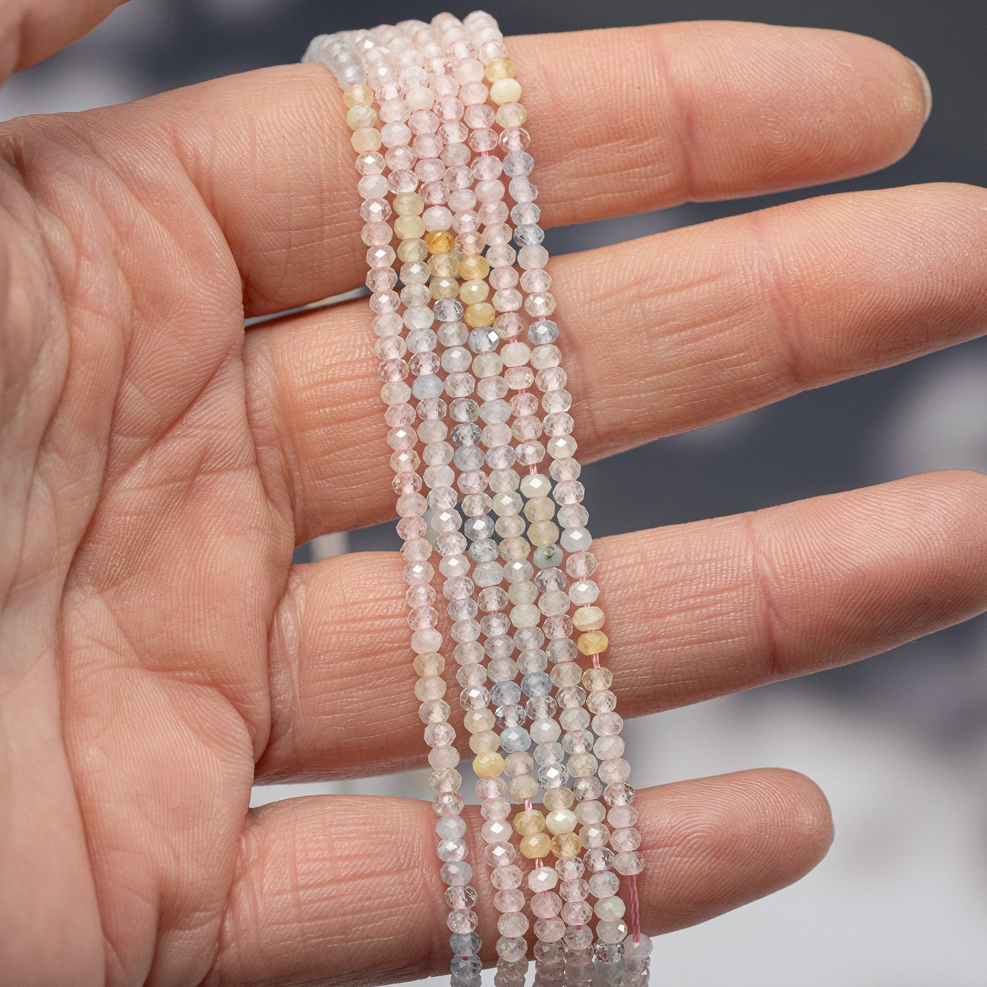 Perles rondelles facettes de Béryls ( Morganite, Aigue-marine, Héliodore ) de 3 x 2 mm ( rang de env 198 perles )