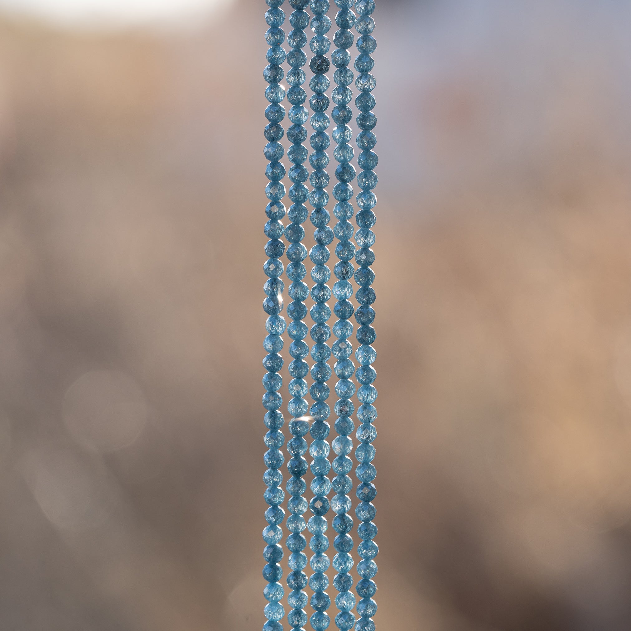 Perles rondes facettes de zirconium bleu glacier de 3 mm ( 1/2 rang de env 66 perles )