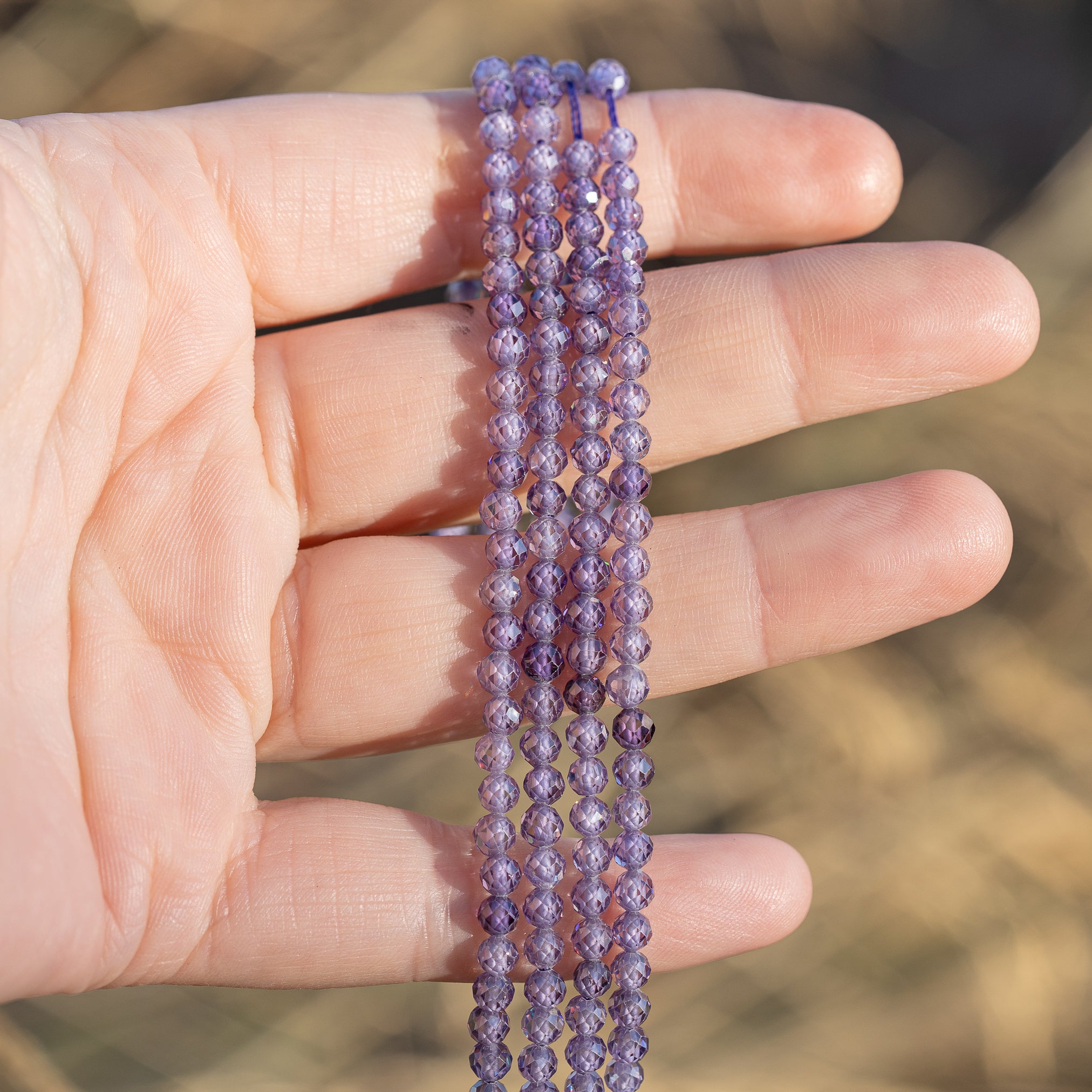 Perles rondes facettes de zirconium violet de 4 mm ( 1/2 rang de env 48 perles )
