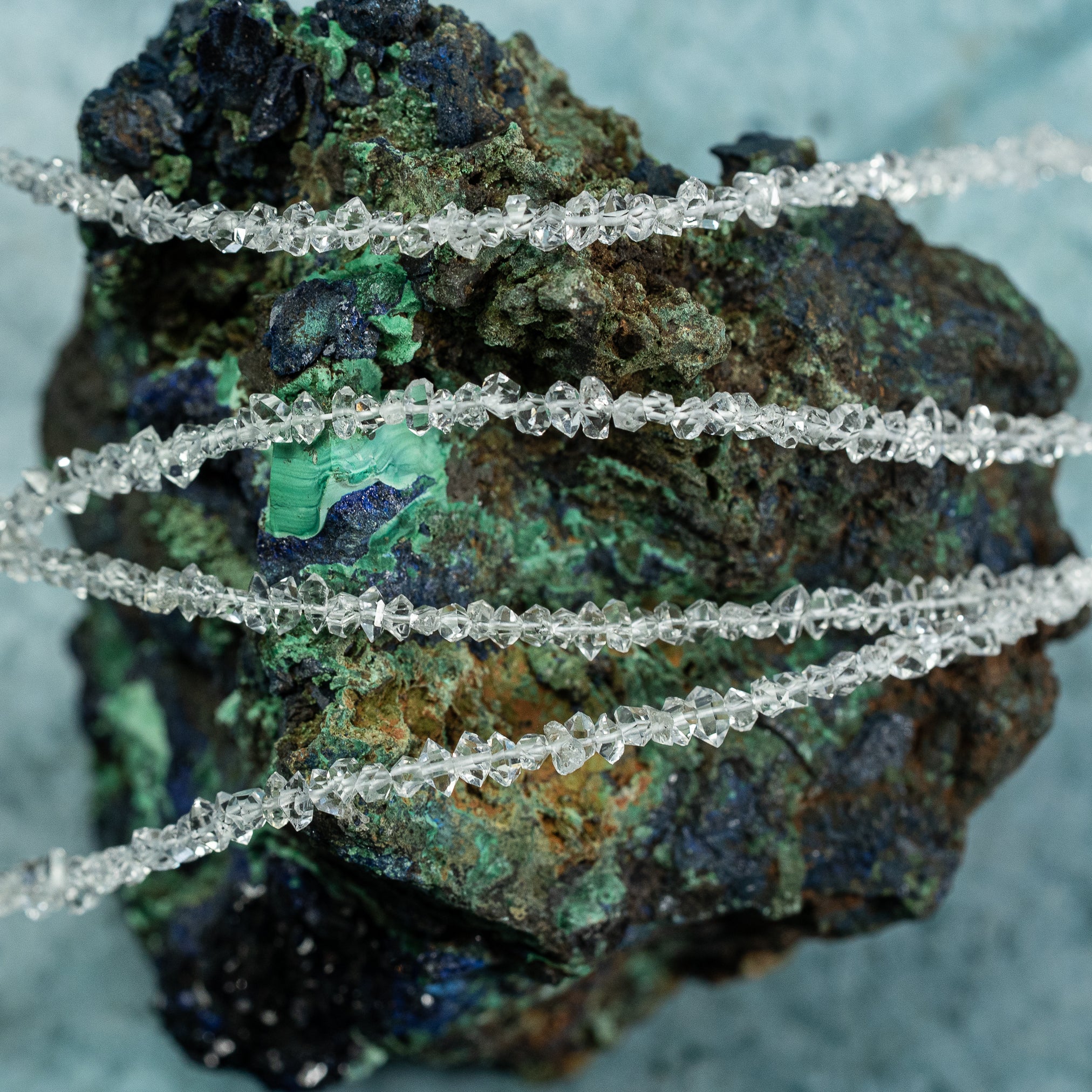 Petits cristaux bruts de Herkimer de env 2,5 x 1,5 mm ( 1/4 rang de env 70/75 perles )