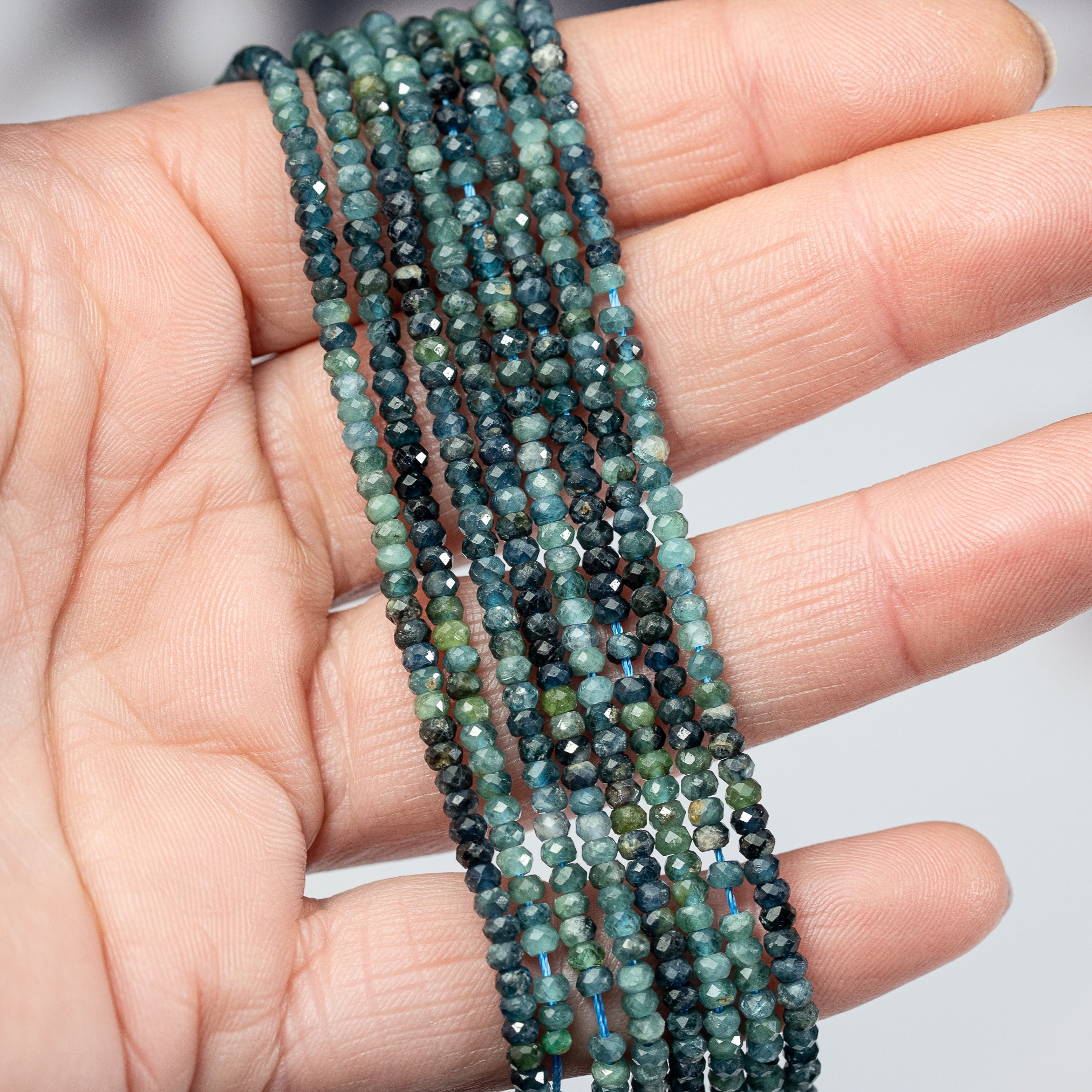 Perles rondelles facettes de Tourmaline bleue de 3 x 2 mm ( 1/2 rang de env 98 perles )