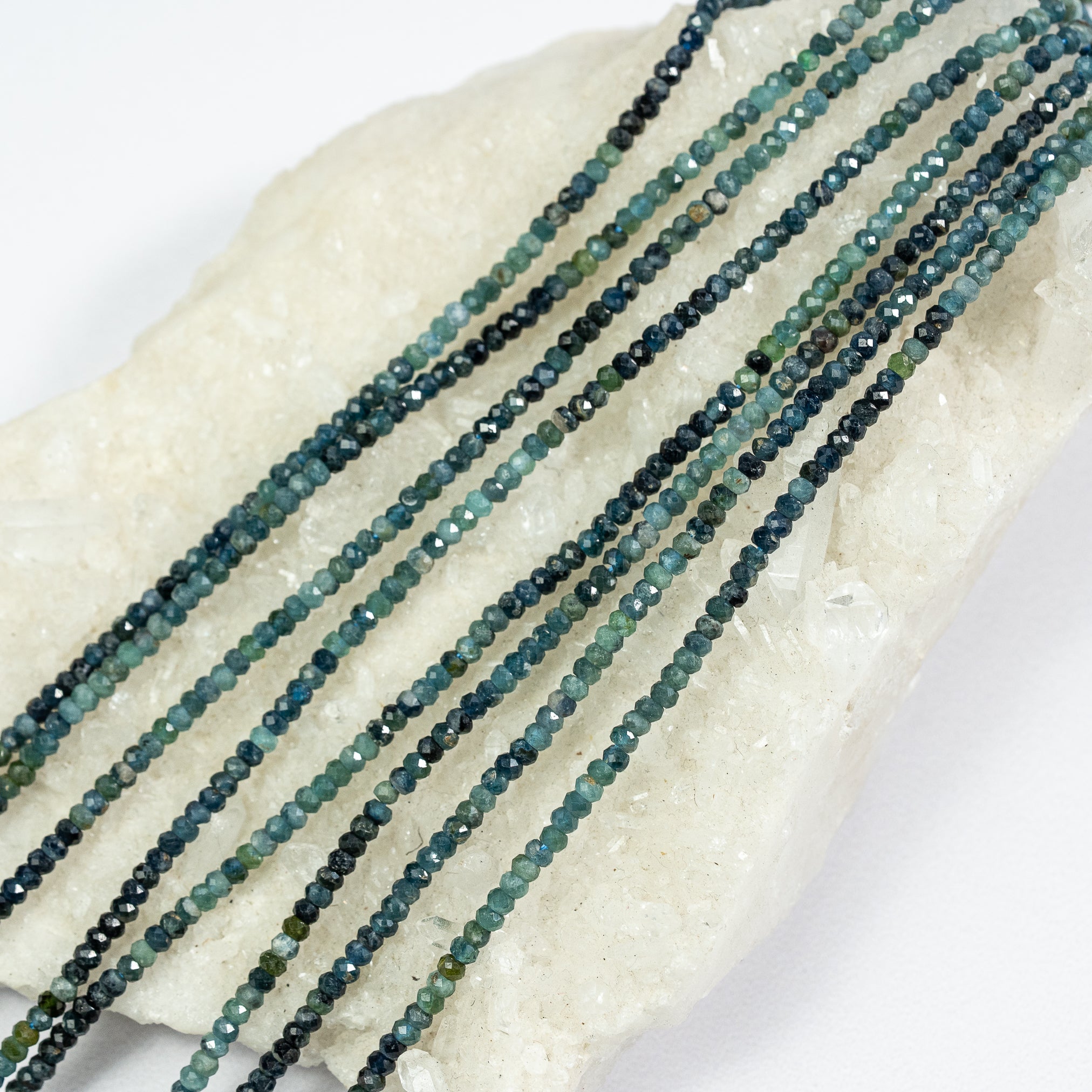 Perles rondelles facettes de Tourmaline bleue de 3 x 2 mm ( 1/2 rang de env 98 perles )