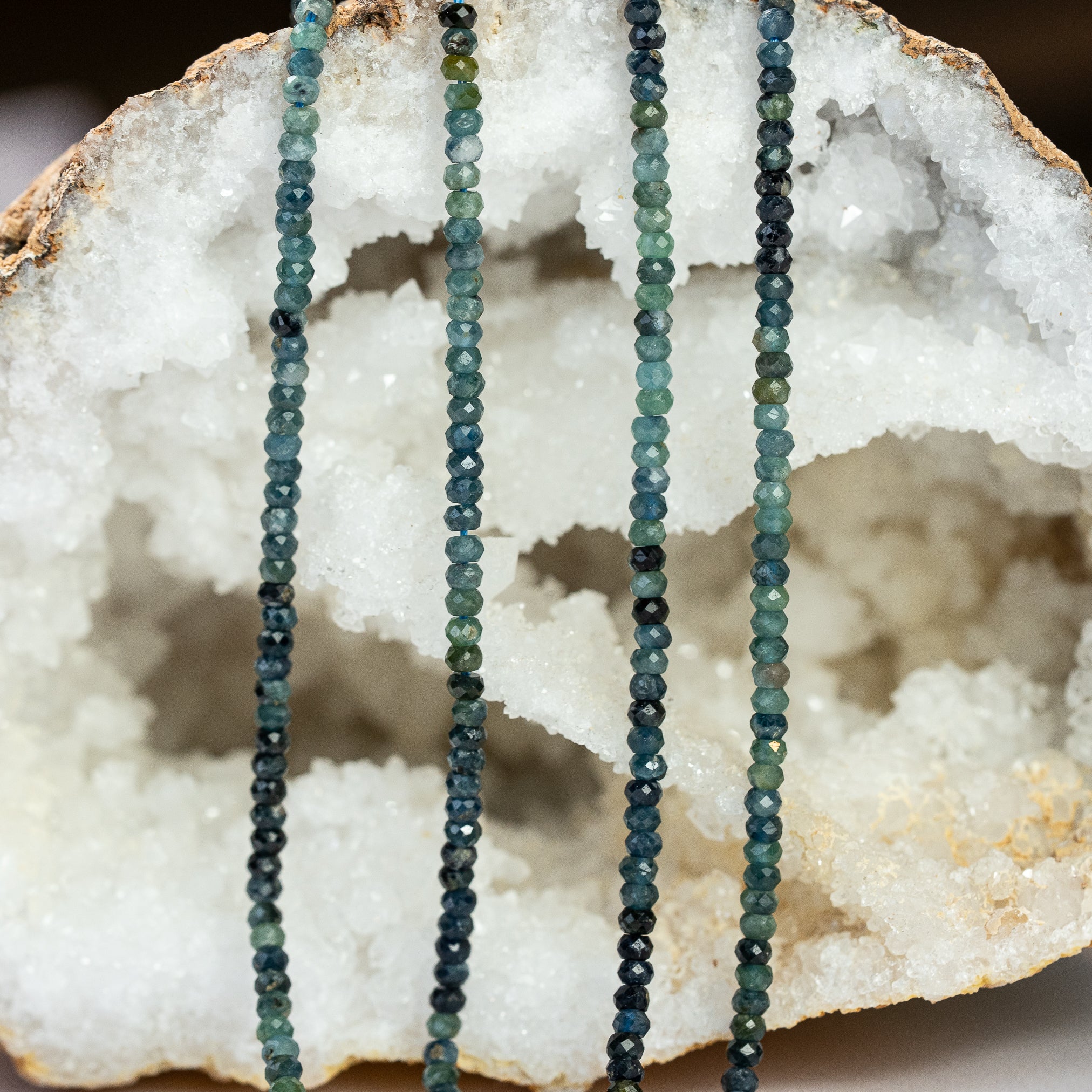 Perles rondelles facettes de Tourmaline bleue de 3 x 2 mm ( 1/2 rang de env 98 perles )