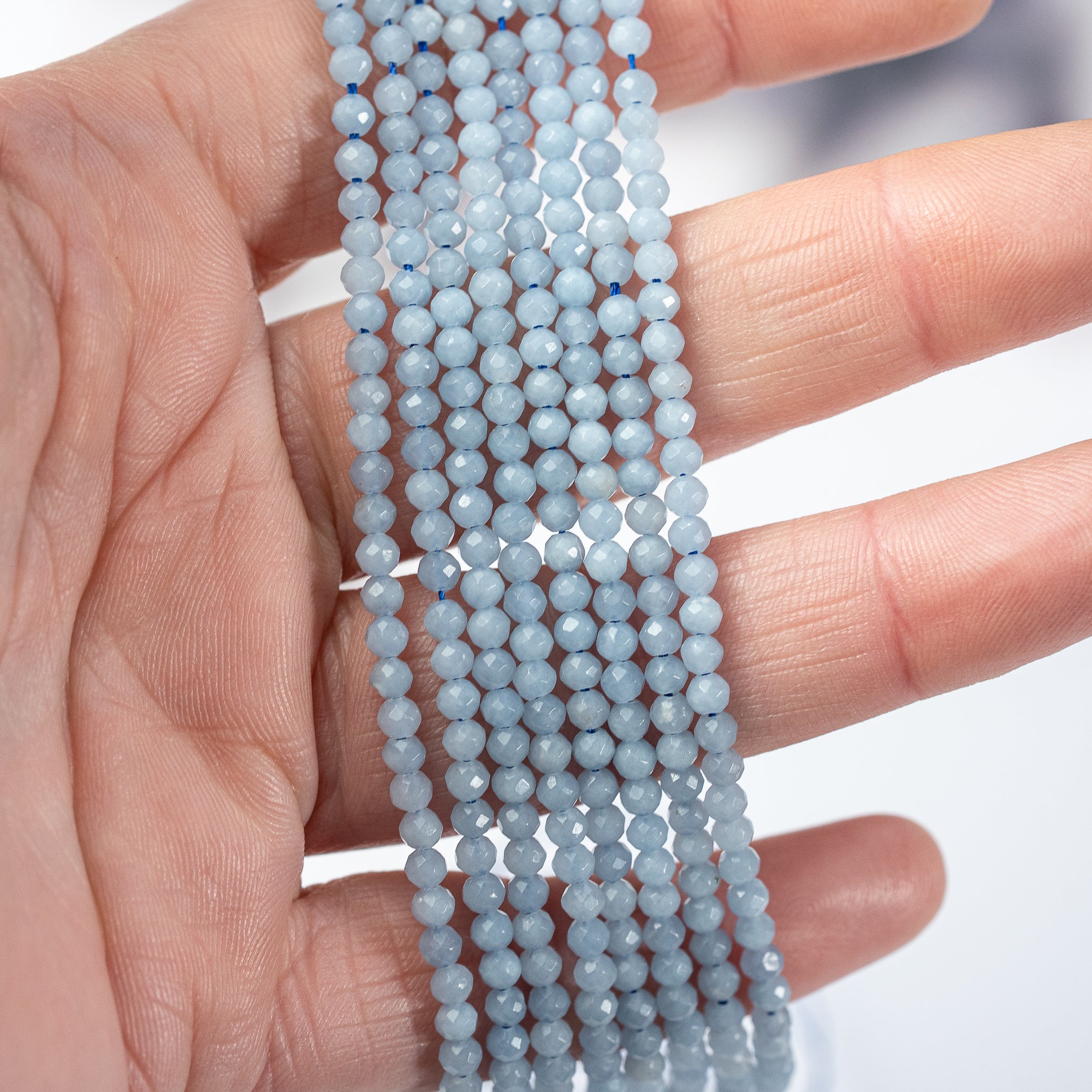 Perles rondes facettes en Angélite de 3 mm ( rang de env 126 perles )