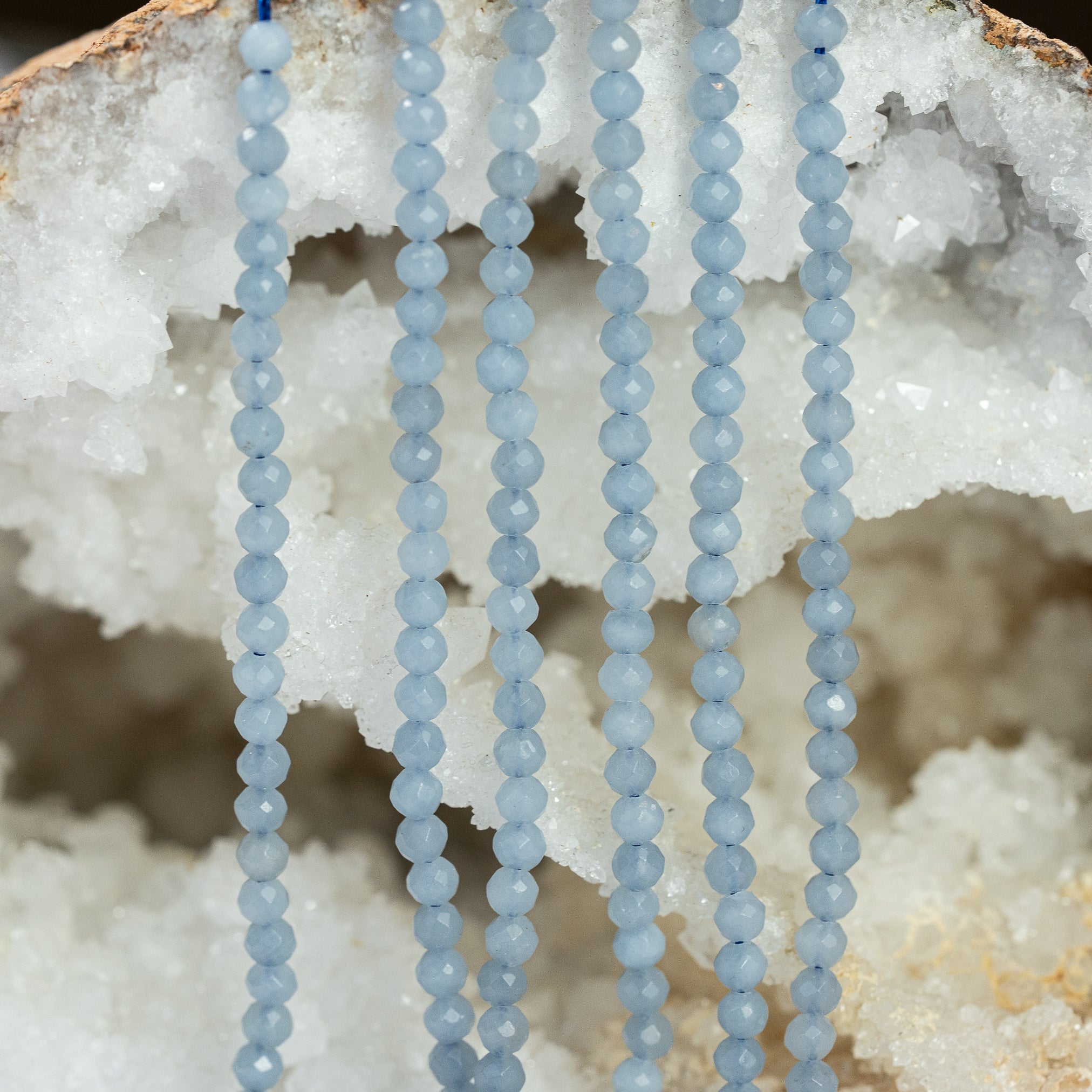 Perles rondes facettes en Angélite de 3 mm ( rang de env 126 perles )