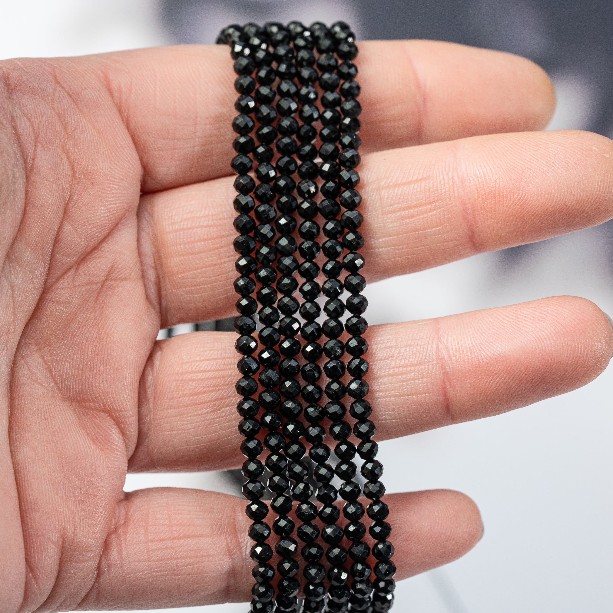 Perles rondes facettes de Tourmaline noire de 3 mm ( rang de env 130 perles )