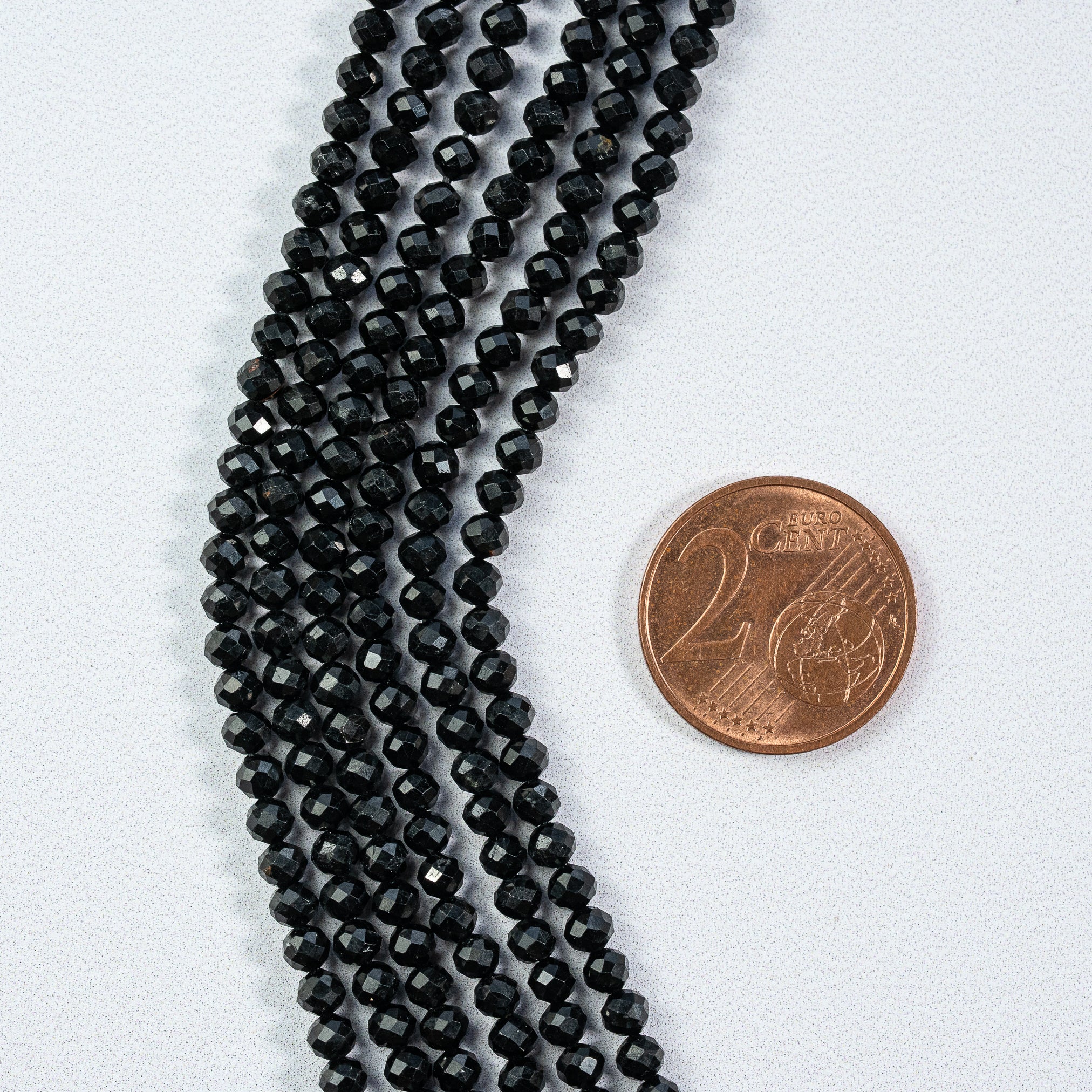 Perles rondes facettes de Tourmaline noire de 3 mm ( rang de env 130 perles )