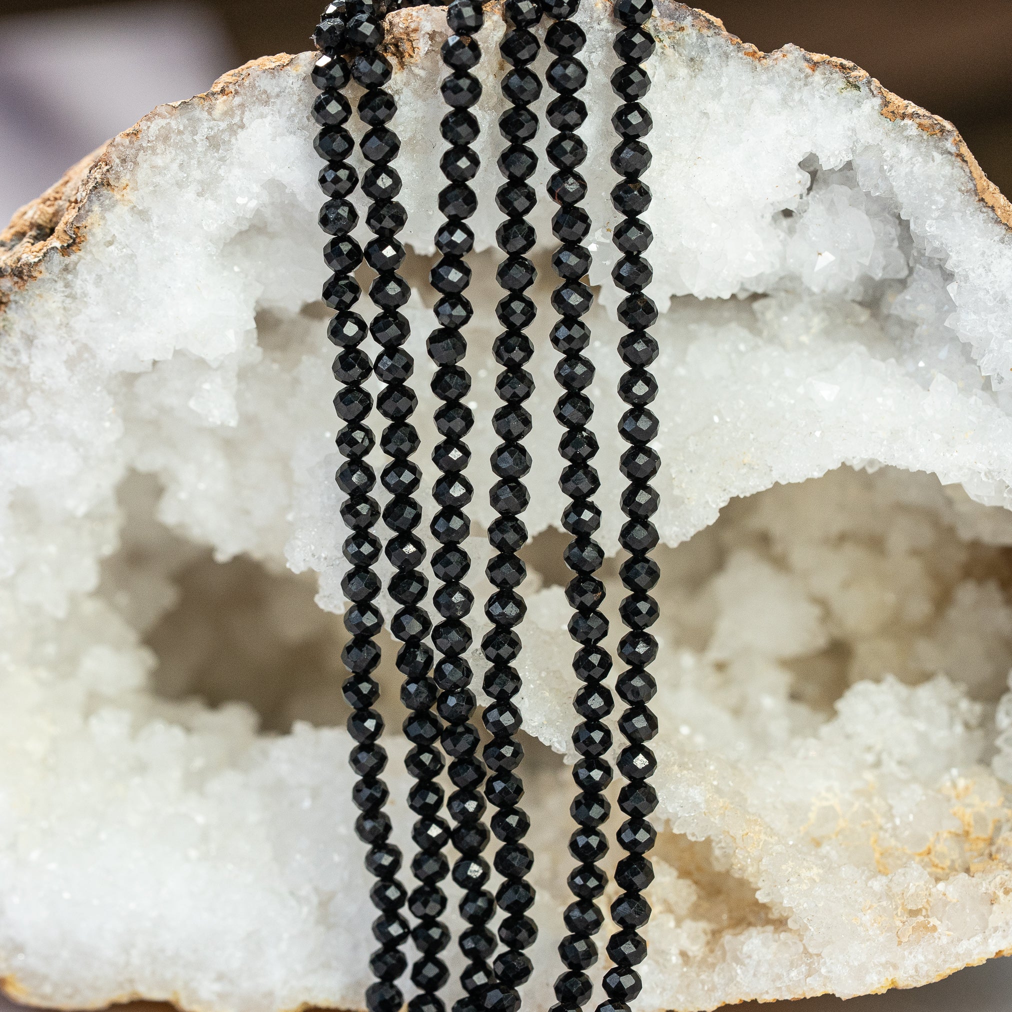 Perles rondes facettes de Tourmaline noire de 3 mm ( rang de env 130 perles )