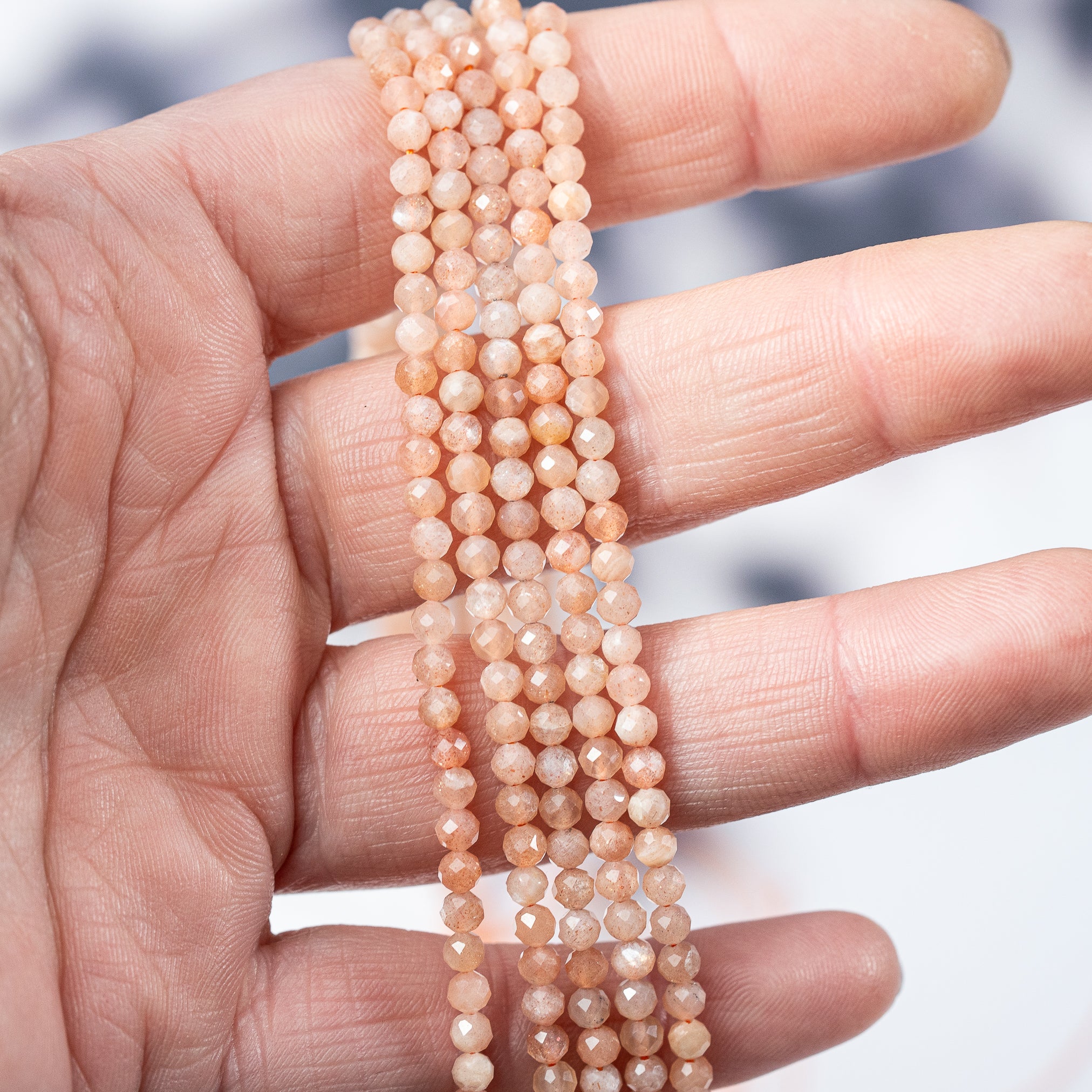 Perles rondes facettes de Pierre de lune rose de 3,5 mm ( rang de env 110 perles )
