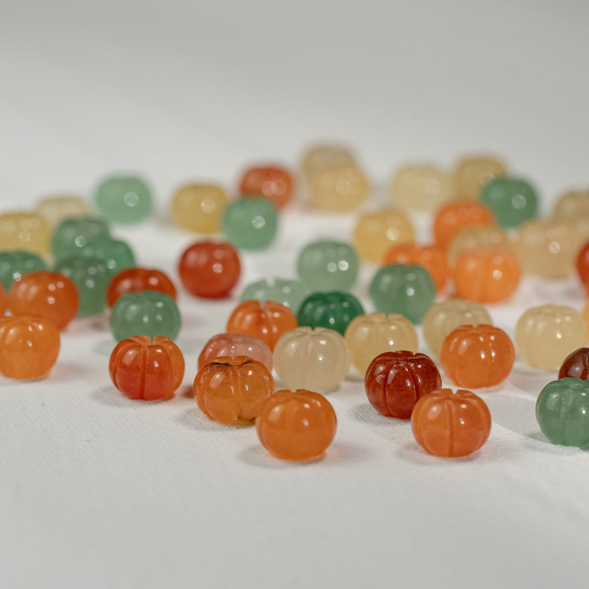 Perles rondelles sculptées " citrouilles " en Aventurine 3 couleurs de env 10 x 7 mm ( à l&
