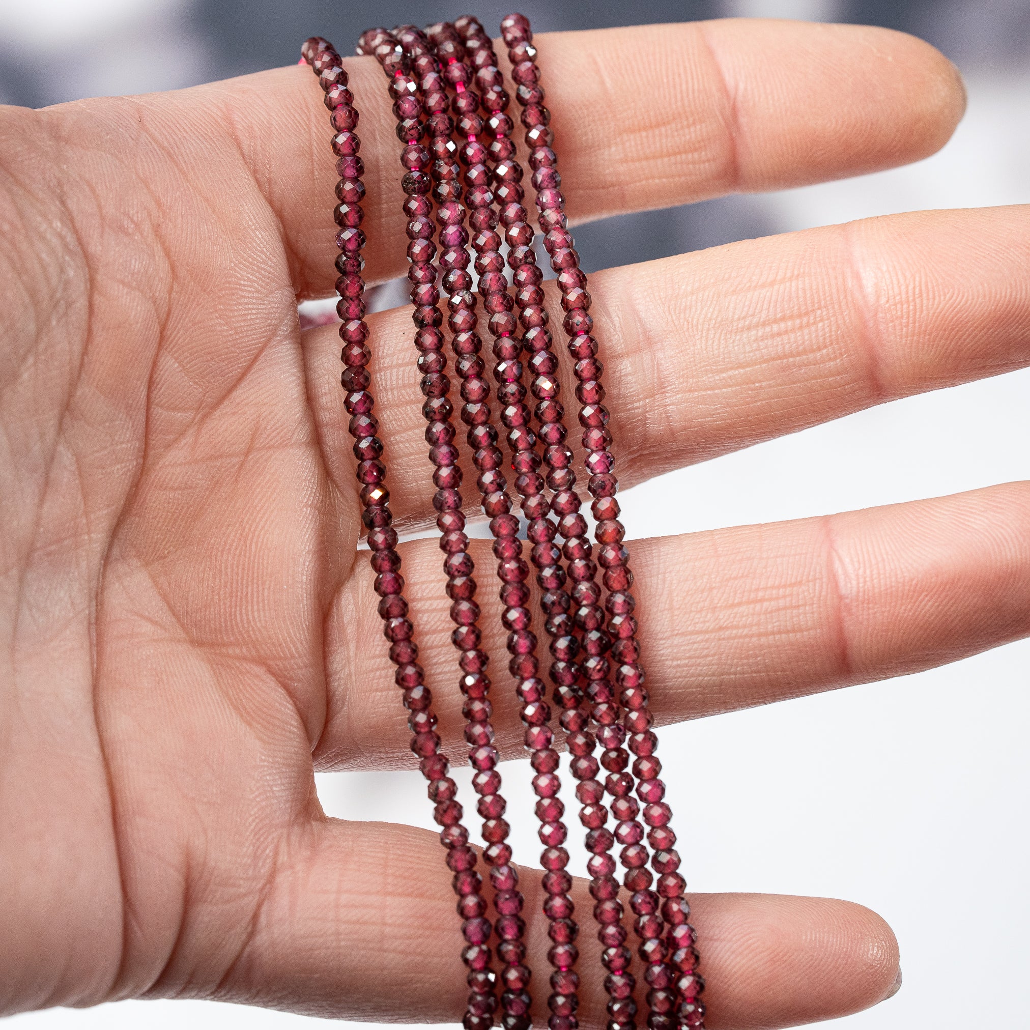 Perles rondelles facettes de Grenat almandin de 3 x 2 mm ( rang de env 194 perles )